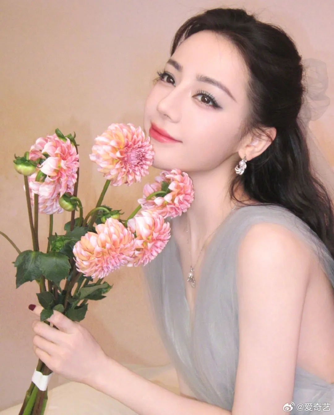 Nhan sắc Địch Lệ Nhiệt Ba gây trầm trồ ảnh 12