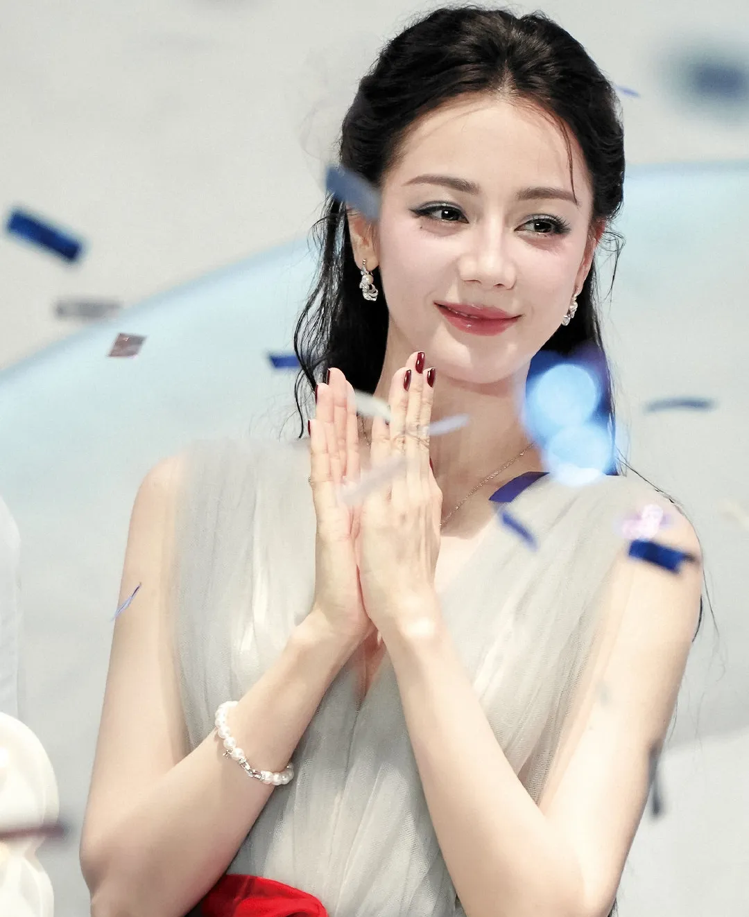 Nhan sắc Địch Lệ Nhiệt Ba gây trầm trồ ảnh 2