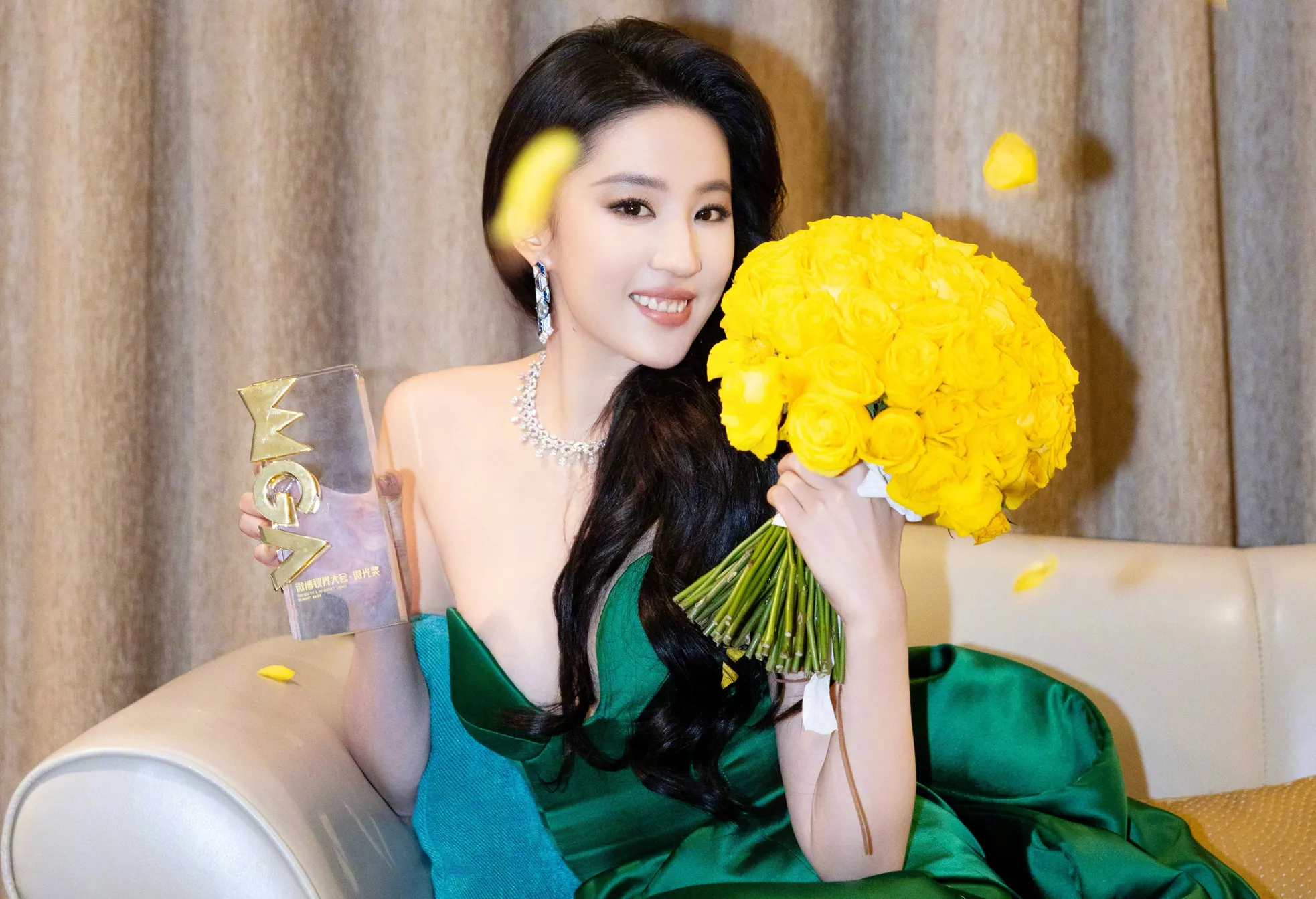 Lưu Diệc Phi lao đao ảnh 1