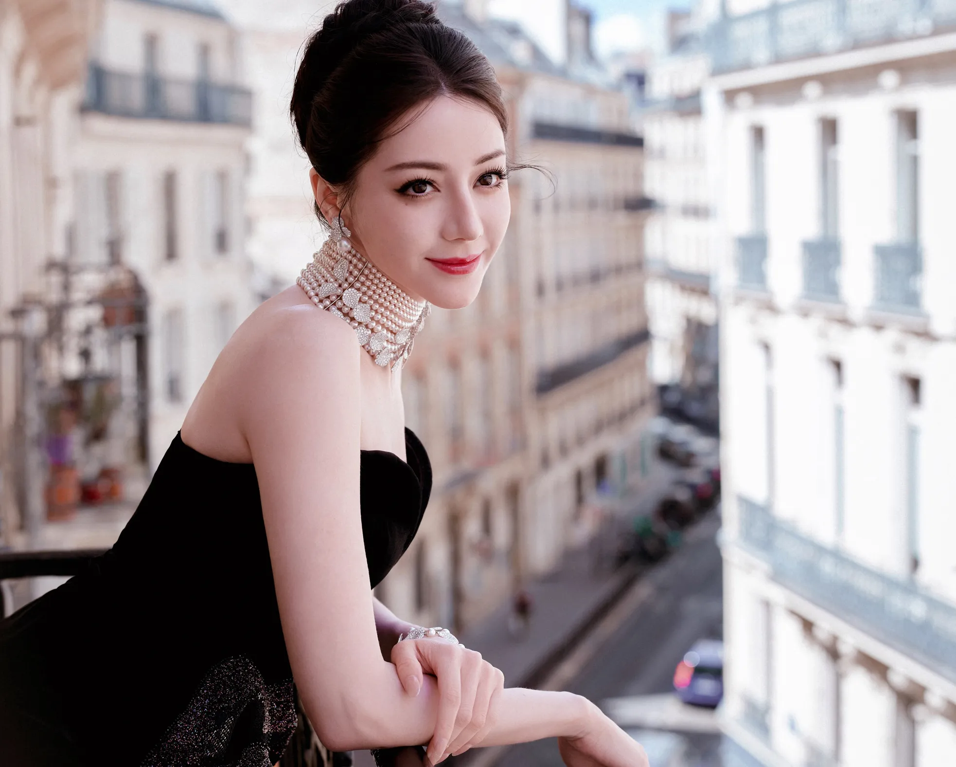 Địch Lệ Nhiệt Ba được ví là đóa hồng đen tại Paris ảnh 5
