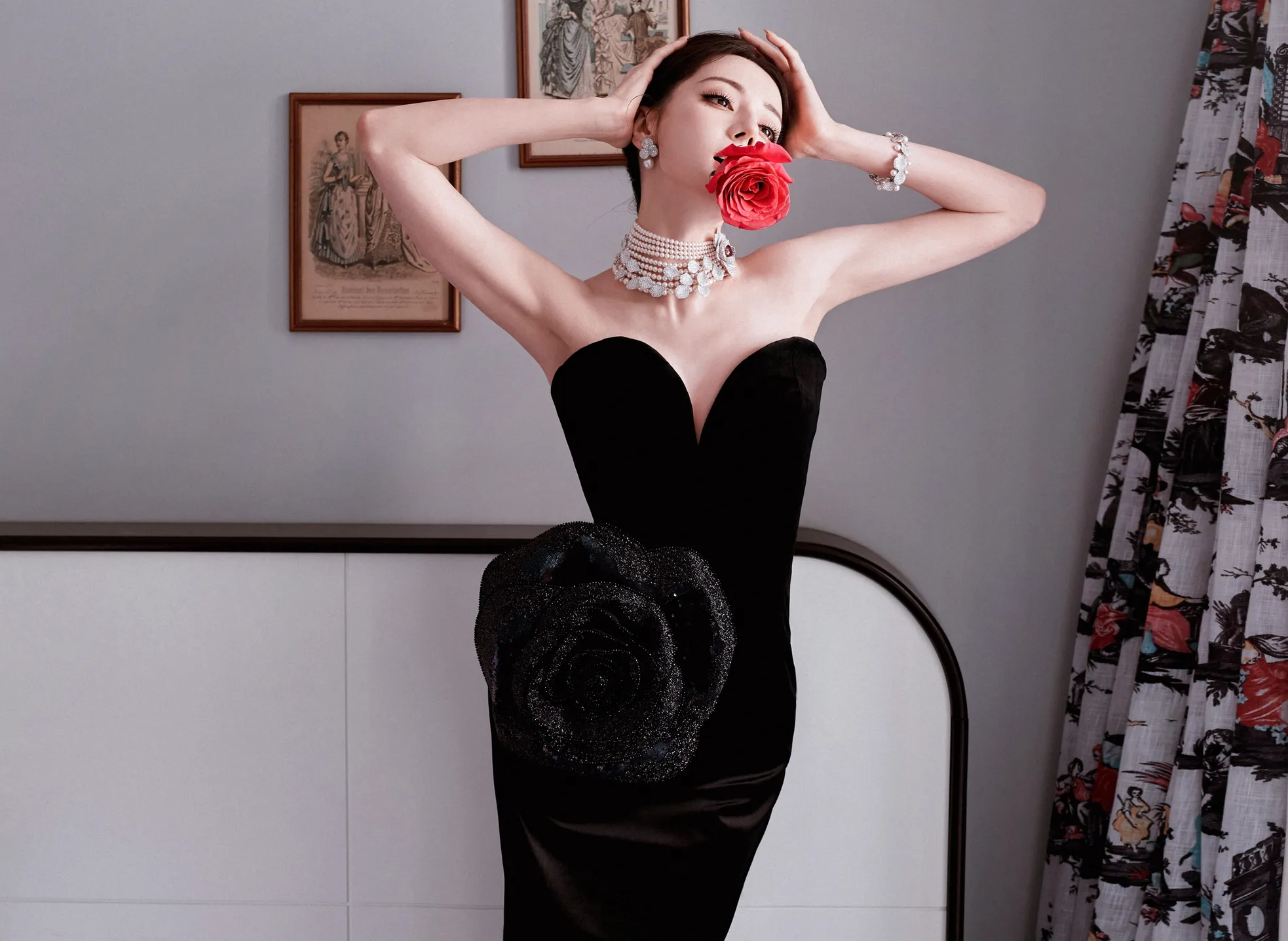 Địch Lệ Nhiệt Ba được ví là đóa hồng đen tại Paris ảnh 6