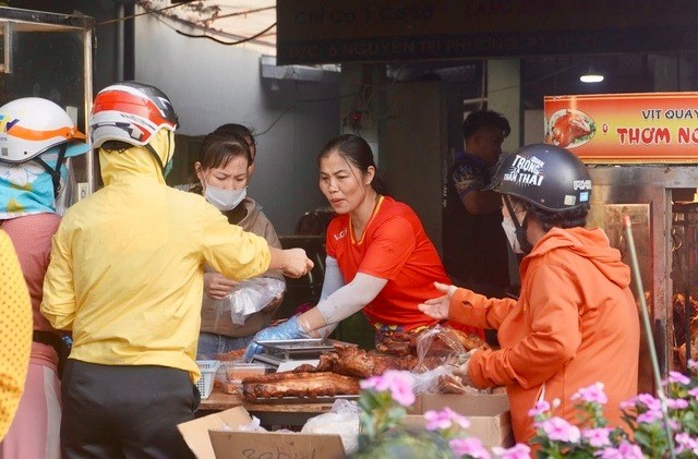 Lễ vật được nhiều người dân Vũng Tàu xếp hàng từ 4h mua để cúng Thần Tài ảnh 3