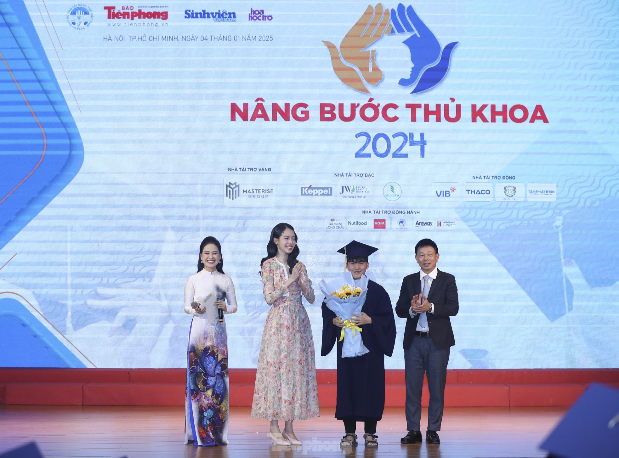 Toàn cảnh lễ trao học bổng Nâng bước Thủ khoa 2024 ảnh 9