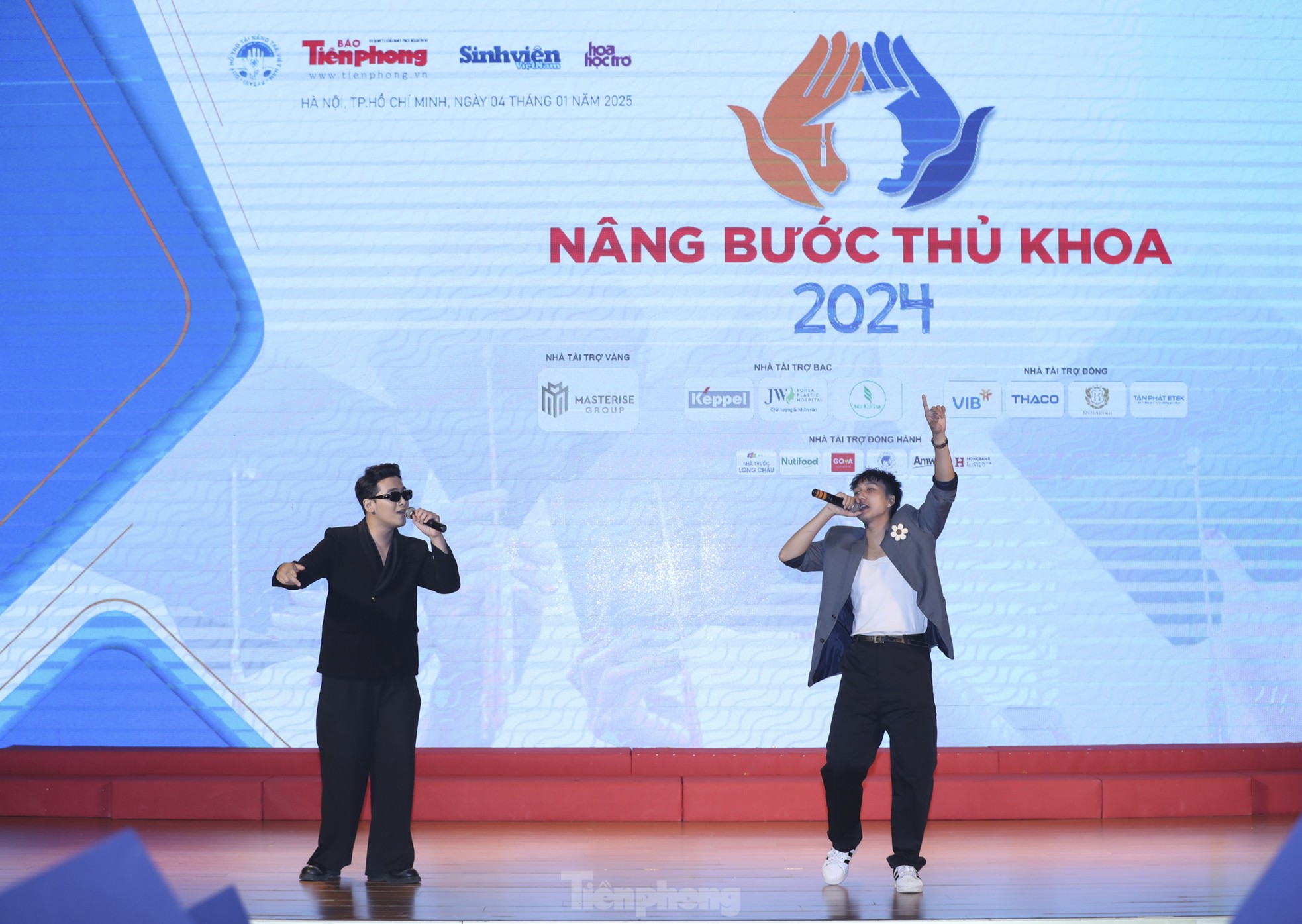 Toàn cảnh lễ trao học bổng Nâng bước Thủ khoa 2024 ảnh 23