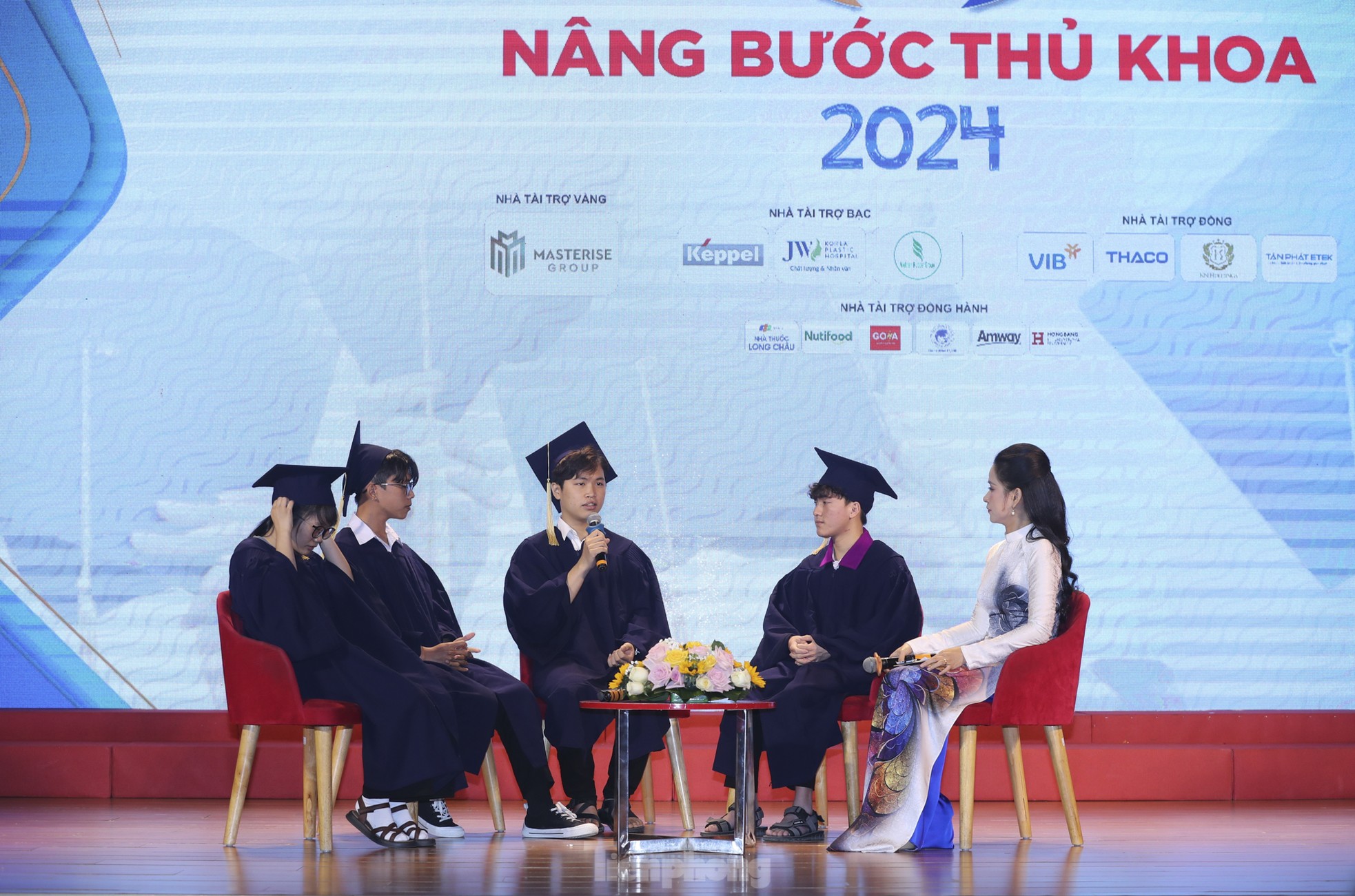 Toàn cảnh lễ trao học bổng Nâng bước Thủ khoa 2024 ảnh 5