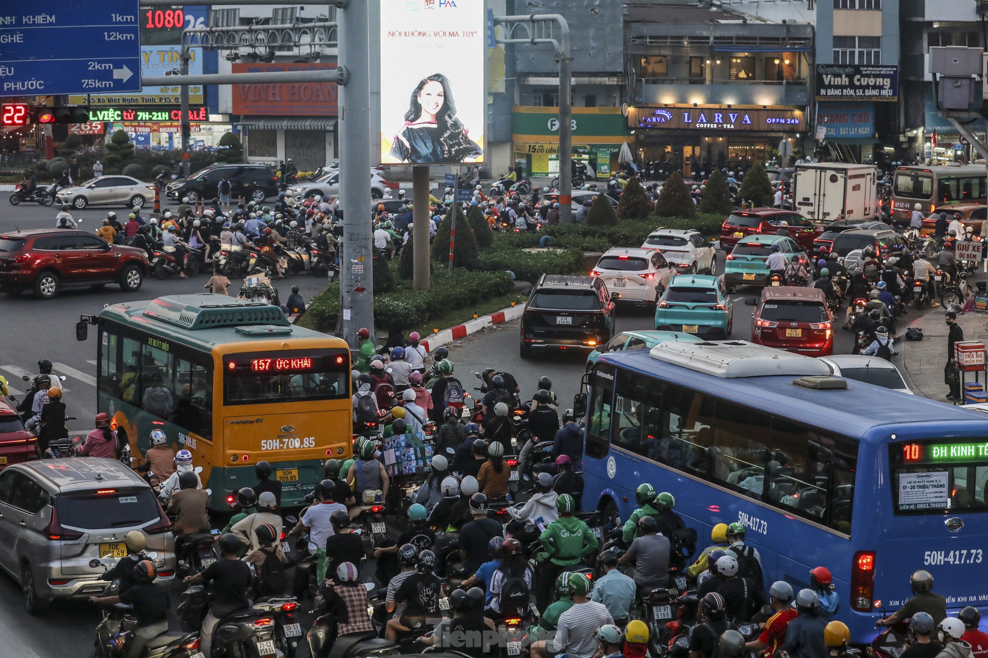 Kẹt xe kinh hoàng ở TPHCM, xe máy vẫn không dám leo lề ảnh 5