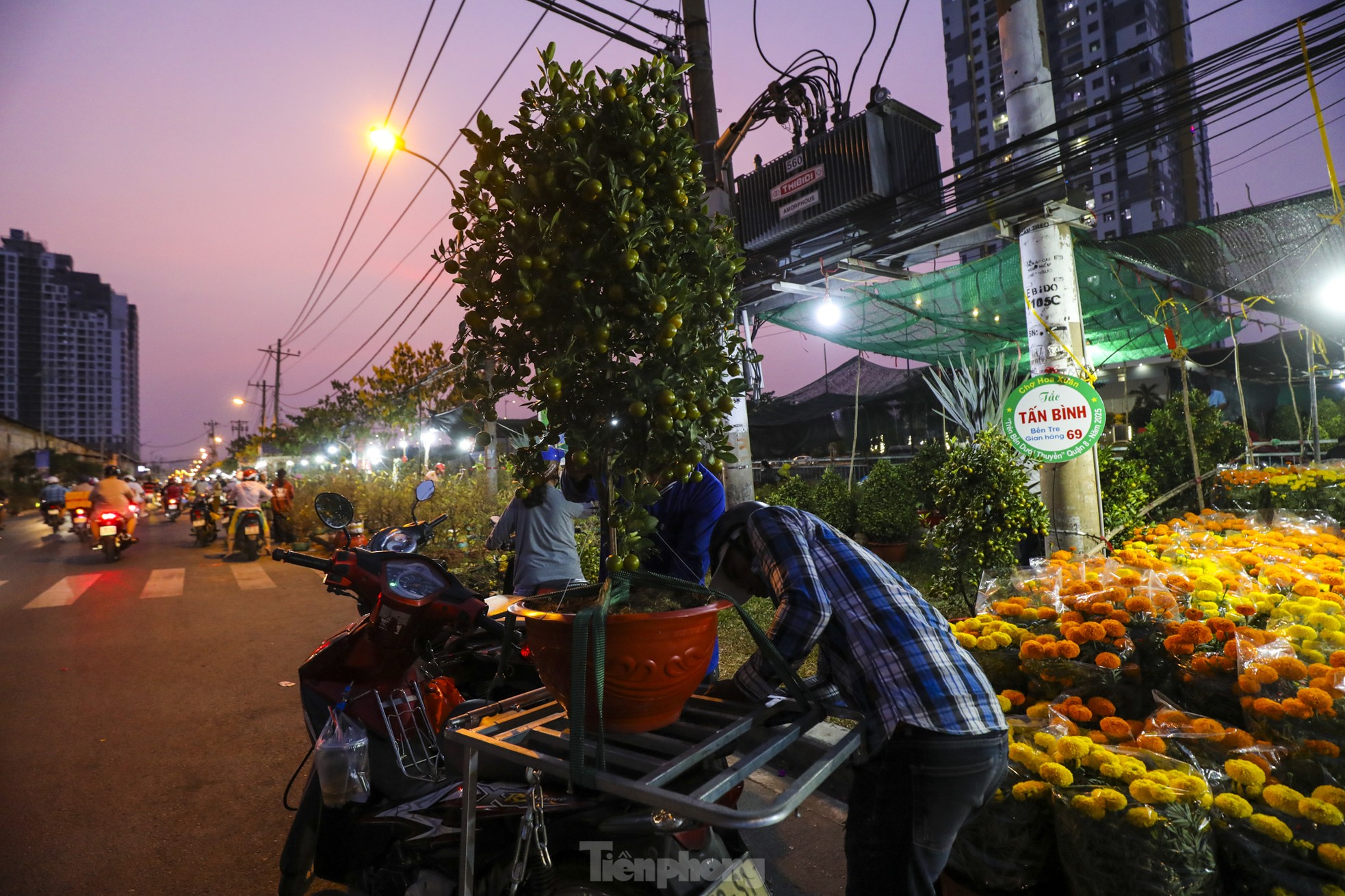 Chợ hoa bến Bình Đông giảm sâu, người dân vẫn hỏi nhiều hơn mua ảnh 8