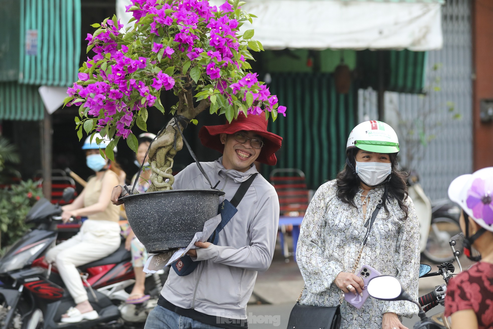 Chợ hoa bến Bình Đông giảm sâu, người dân vẫn hỏi nhiều hơn mua ảnh 14