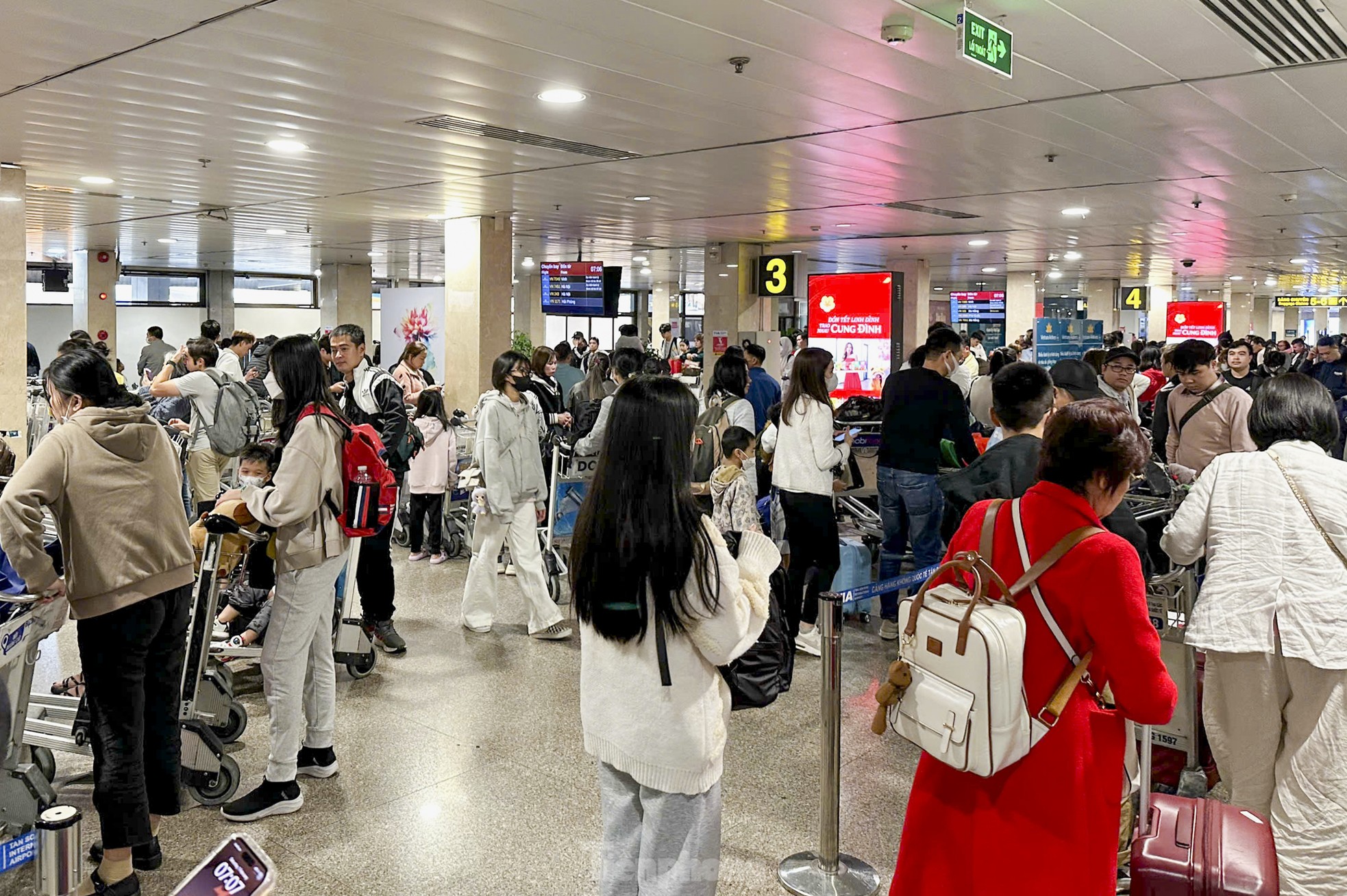 Mùng 4 tết, đường phố TPHCM nhộn nhịp trở lại, metro chật kín người ảnh 14