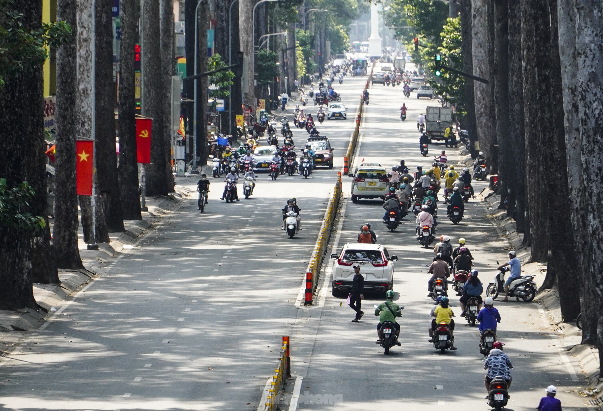 Mùng 4 tết, đường phố TPHCM nhộn nhịp trở lại, metro chật kín người ảnh 4