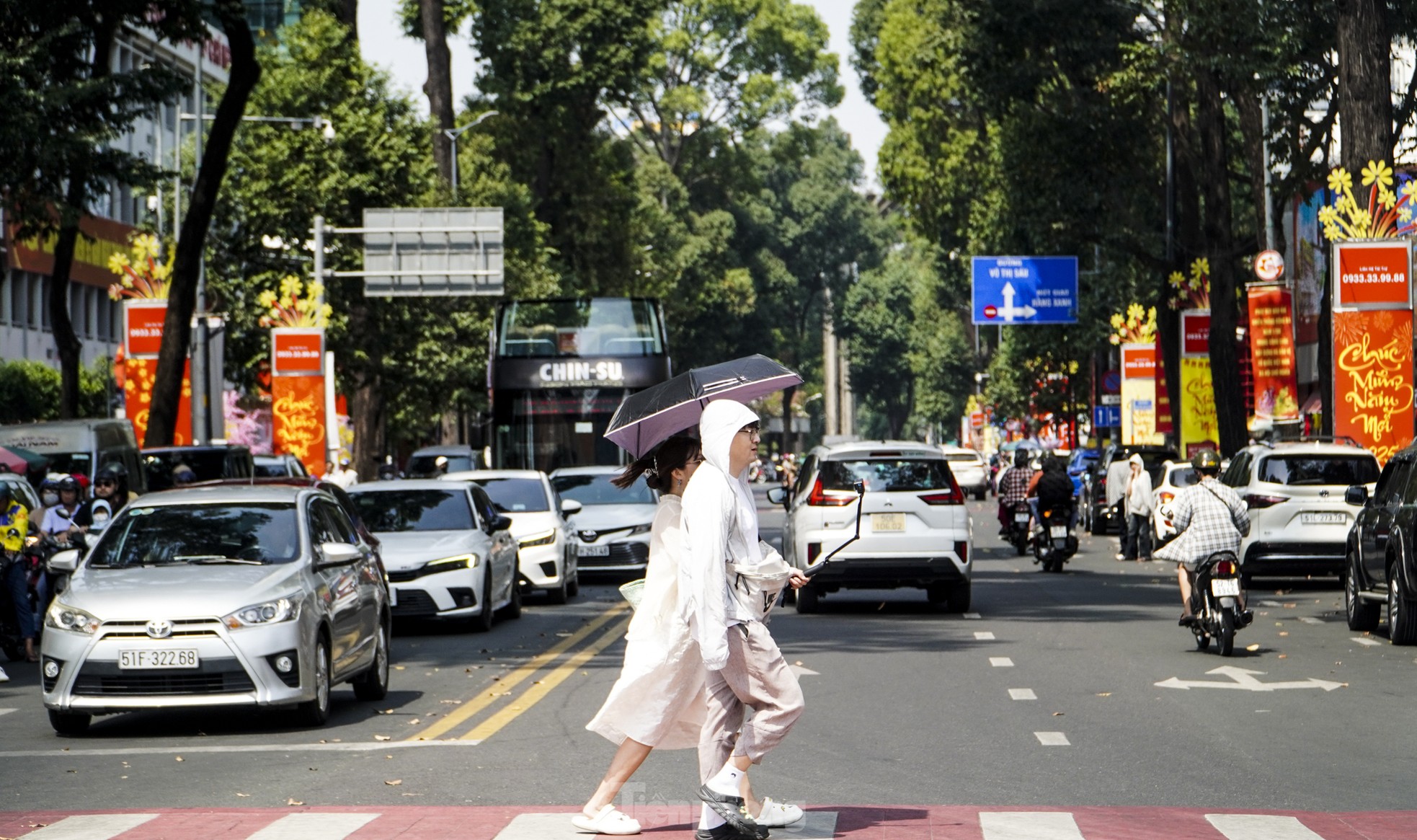 Mùng 4 tết, đường phố TPHCM nhộn nhịp trở lại, metro chật kín người ảnh 3