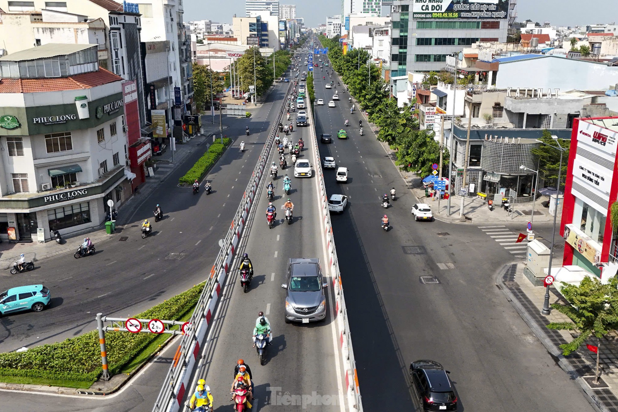 Mùng 4 tết, đường phố TPHCM nhộn nhịp trở lại, metro chật kín người ảnh 6