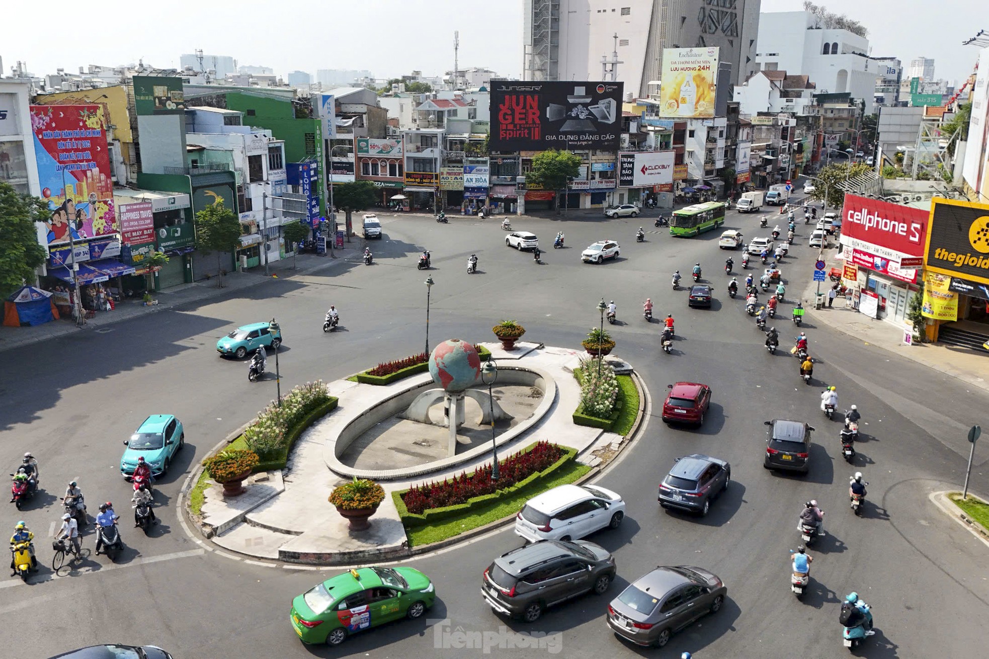 Mùng 4 tết, đường phố TPHCM nhộn nhịp trở lại, metro chật kín người ảnh 5