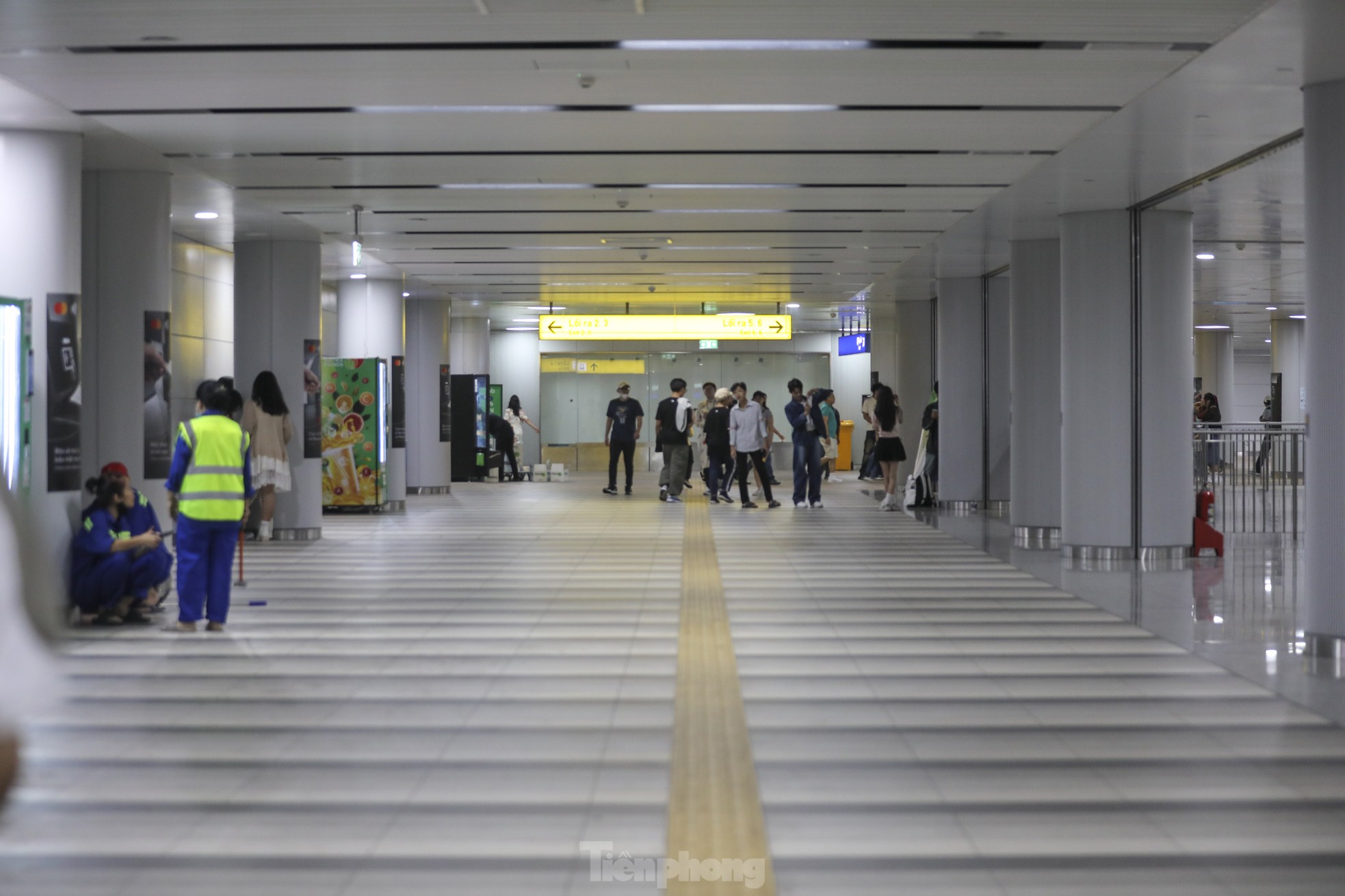 Bất ngờ hình ảnh metro TPHCM ngày mùng 5 Tết ảnh 1