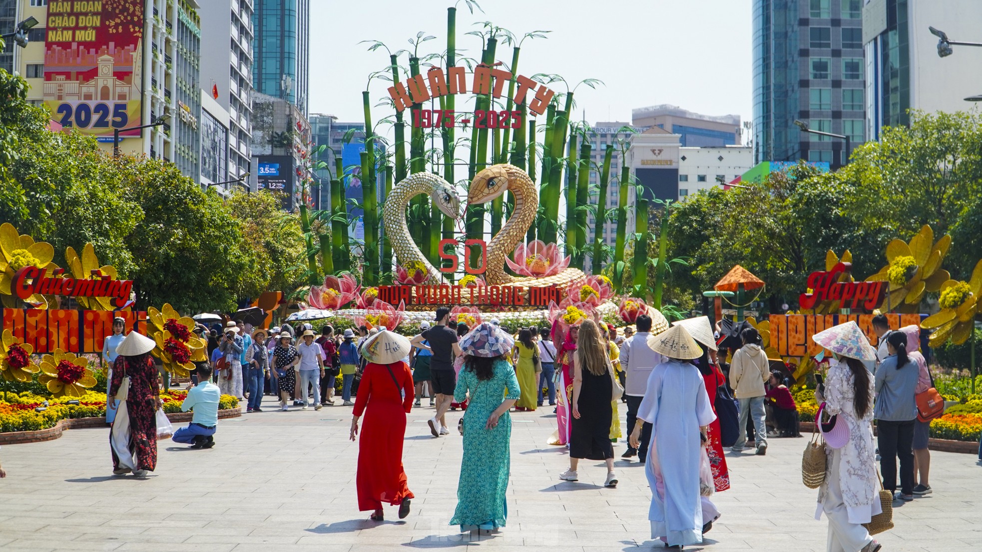 Đội nắng 'check-in' đường hoa Nguyễn Huệ ngày cuối ảnh 1