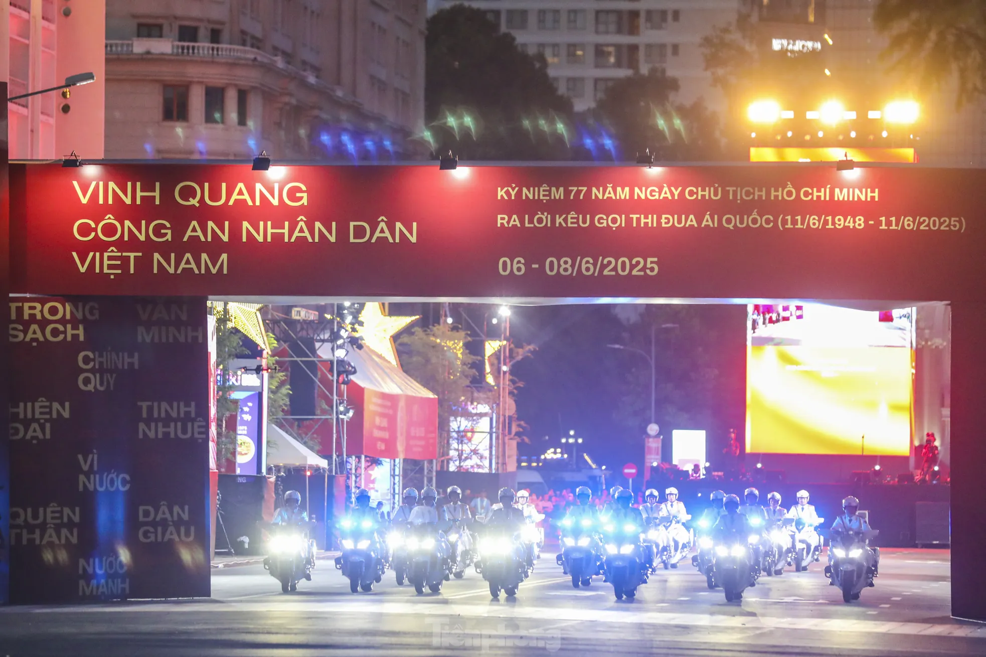 Người dân hò reo khi xem cảnh vệ diễn tập hạ gục nhóm khủng bố, bảo vệ yếu nhân ảnh 18