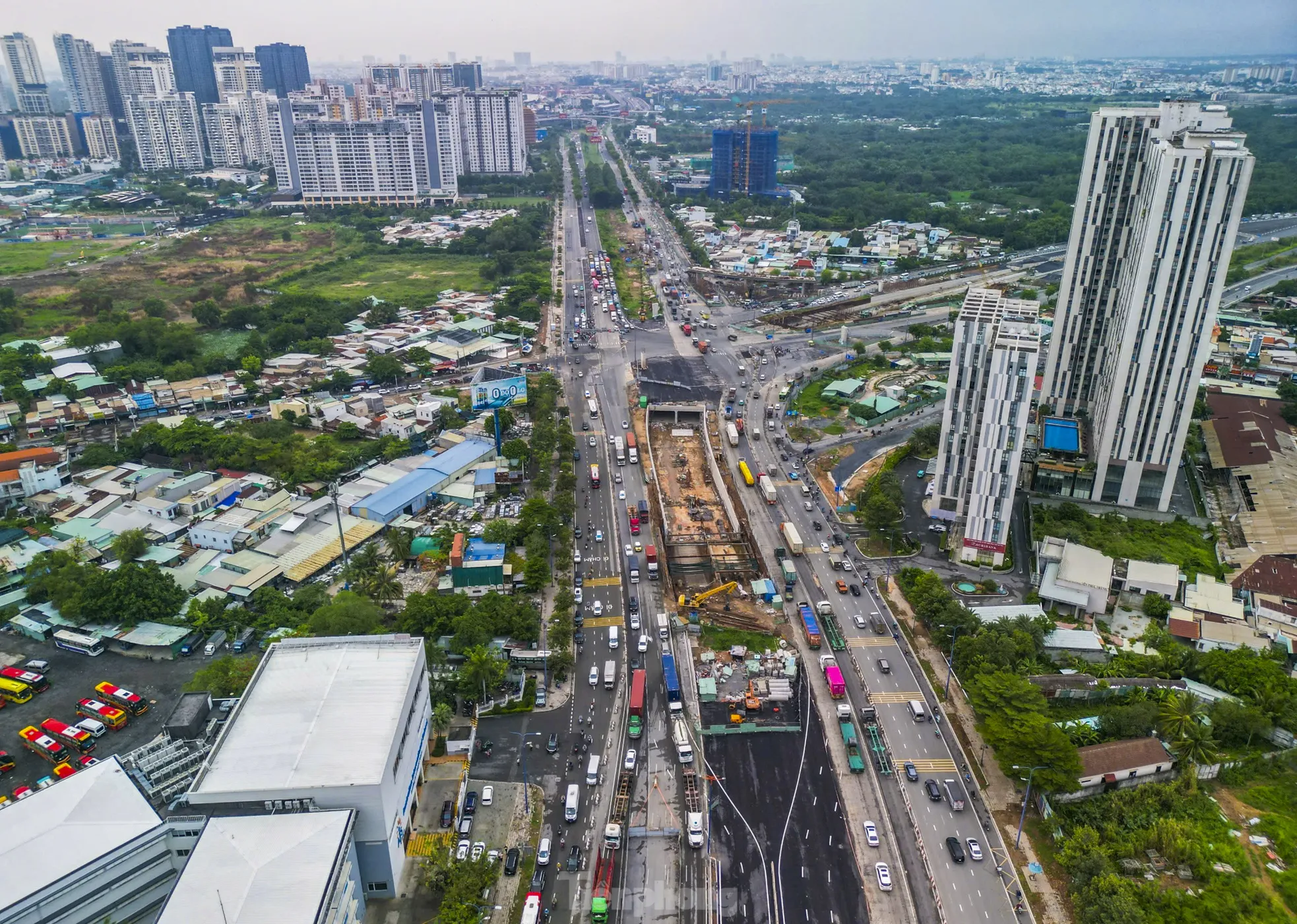 Cận cảnh hầm chui ở nút giao lớn nhất TPHCM trước ngày thông xe ảnh 7