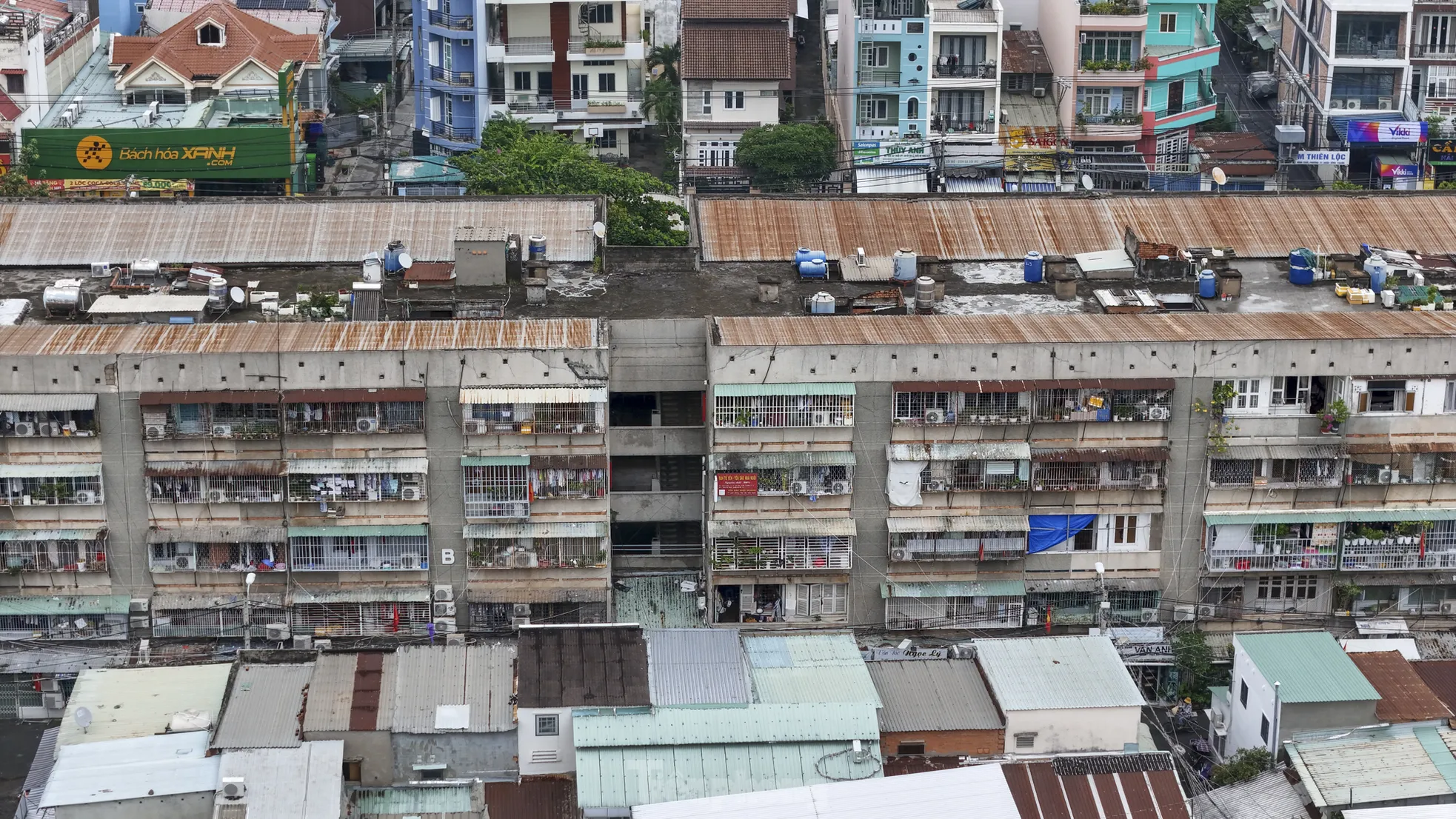 Choáng với hình ảnh nhiều khu dân cư TPHCM bị 'bóp nghẹt' lối thoát ảnh 1