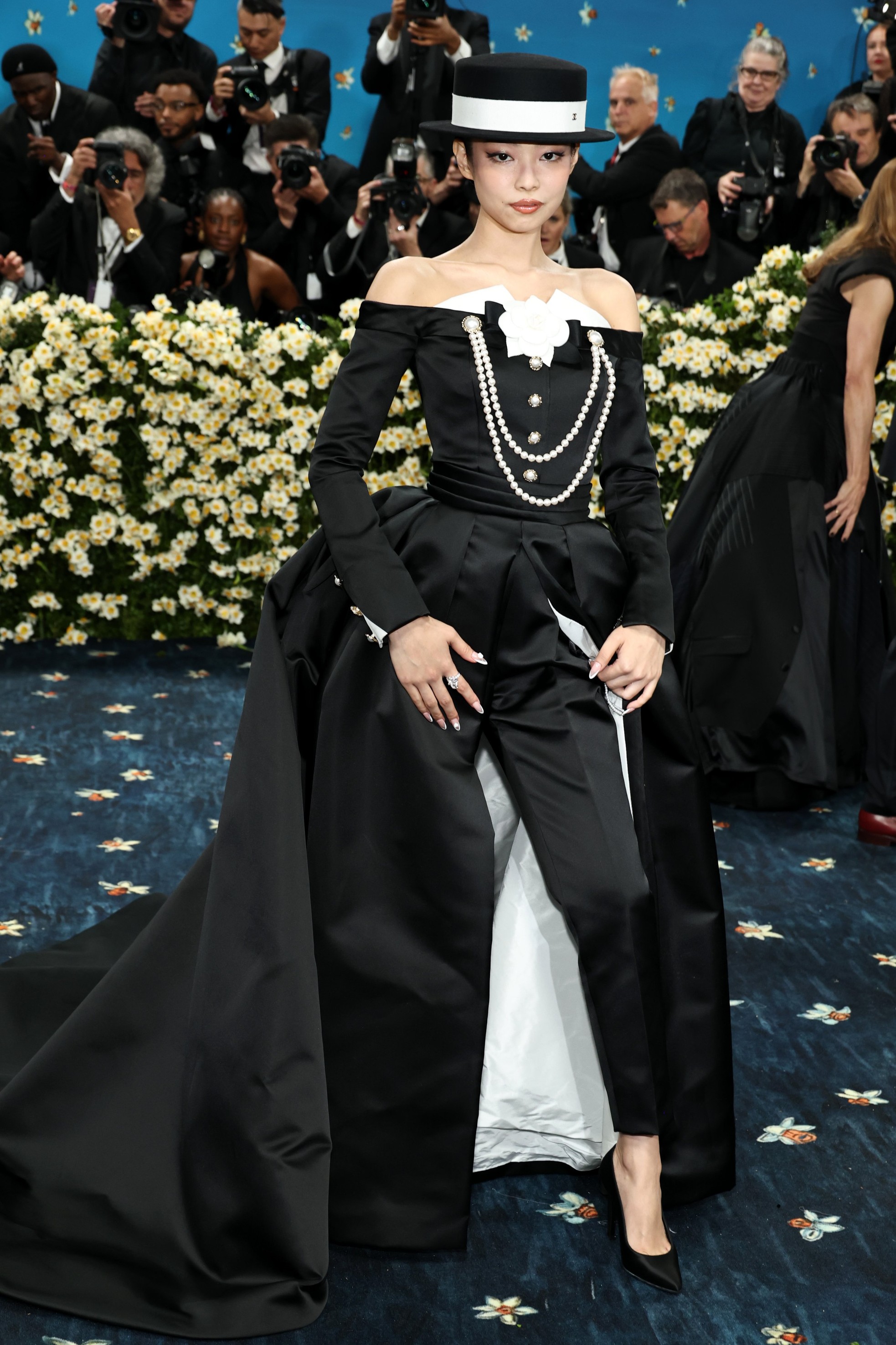 Met Gala 2025: Lisa debut gây choáng, Jennie “tuyệt đối điện ảnh”, Rosé chưa đủ "wow" ảnh 1