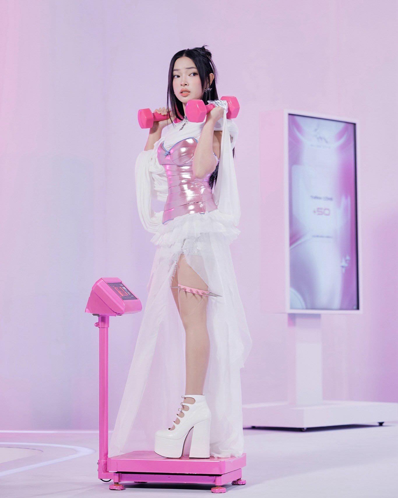 Thời trang Em Xinh Say Hi: Phương Ly gây choáng, Quỳnh Anh Shyn, Châu Bùi cân sức ảnh 7