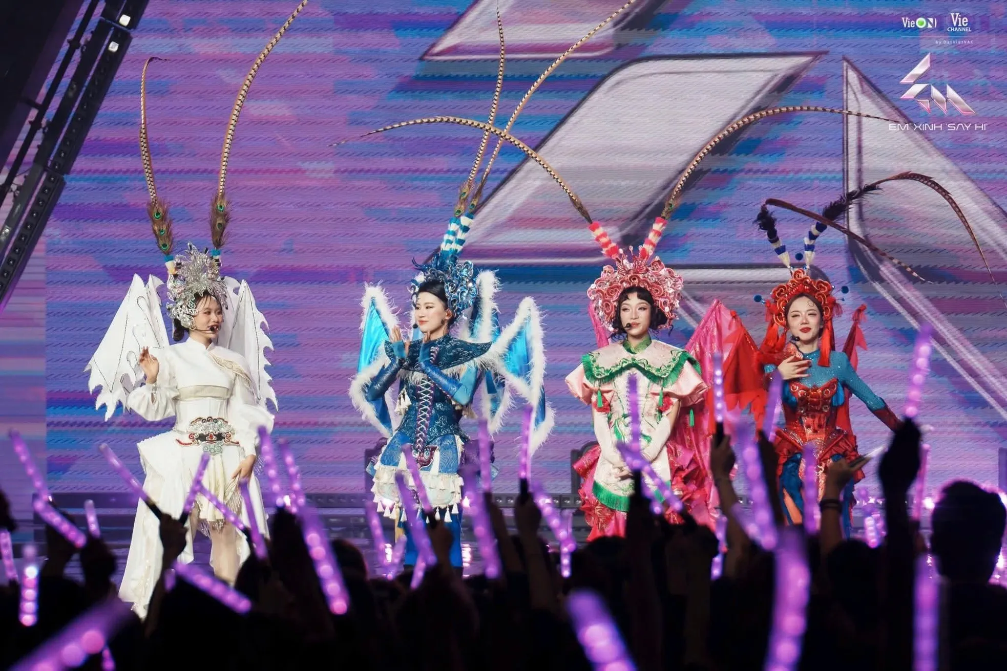 "Biệt đội" đứng sau những bộ cánh ấn tượng nhất Live stage 2 Em Xinh Say Hi ảnh 3