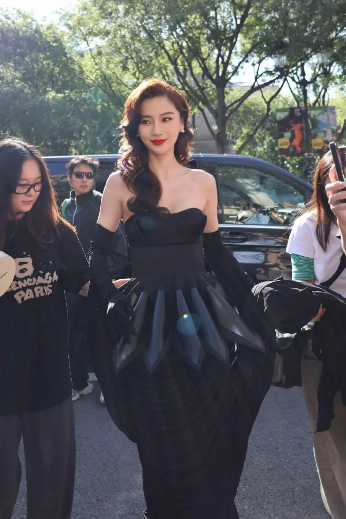 Thoát "phong sát", Angelababy trở lại Paris Fashion Week, nhận phản ứng thế nào? ảnh 4