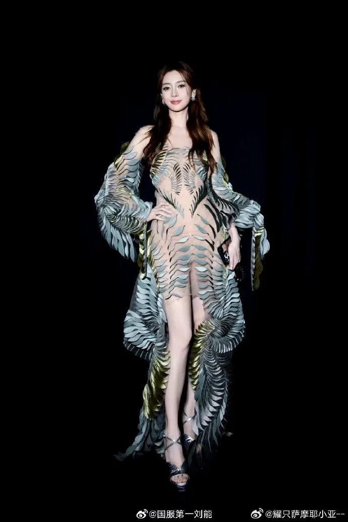 Thoát "phong sát", Angelababy trở lại Paris Fashion Week, nhận phản ứng thế nào? ảnh 1