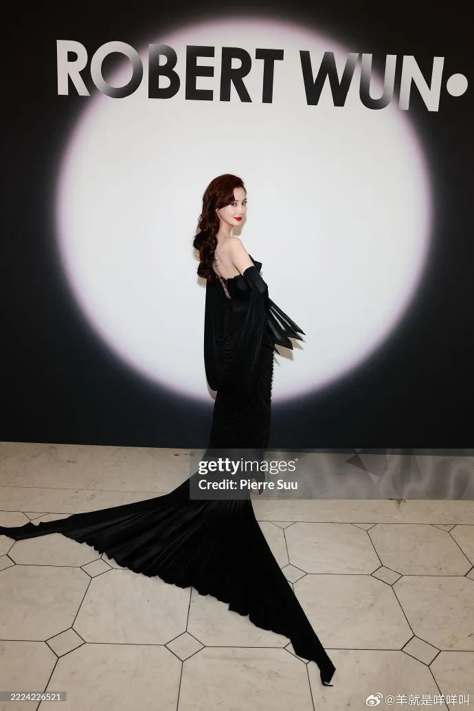Thoát "phong sát", Angelababy trở lại Paris Fashion Week, nhận phản ứng thế nào? ảnh 3