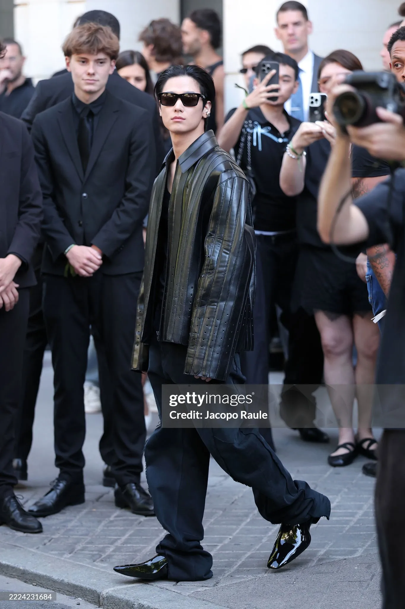 Show Balenciaga tại Paris Fashion Week: PP Krit lập kỷ lục, Dương Siêu Việt được ưu ái ảnh 7