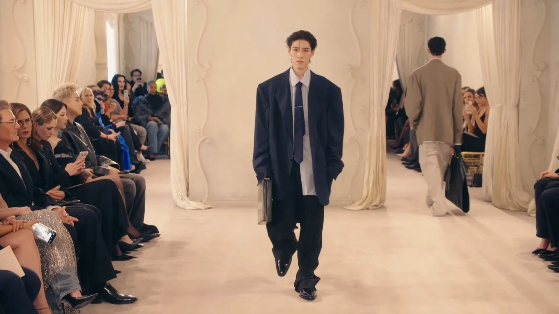 Show Balenciaga tại Paris Fashion Week: PP Krit lập kỷ lục, Dương Siêu Việt được ưu ái ảnh 11