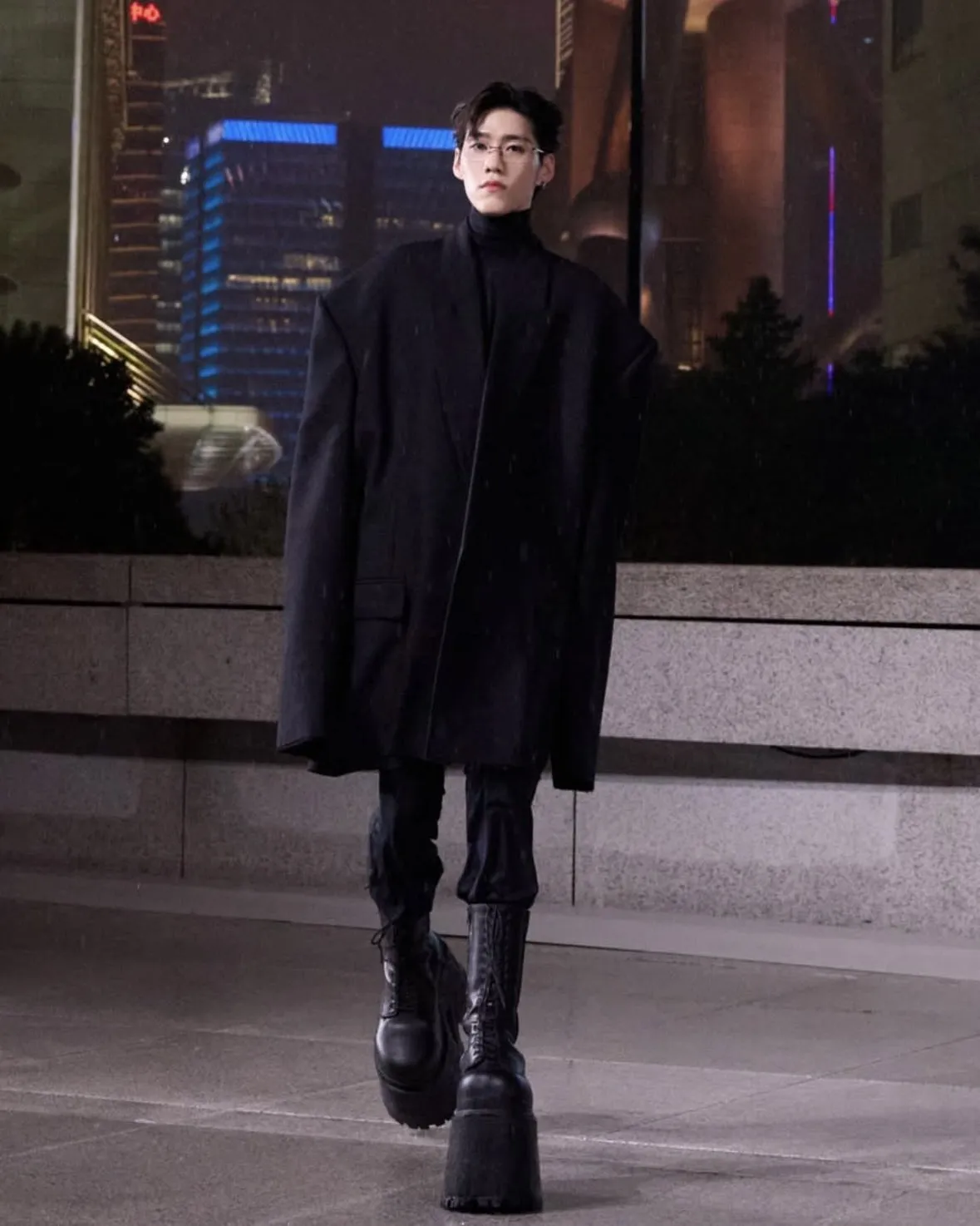 Show Balenciaga tại Paris Fashion Week: PP Krit lập kỷ lục, Dương Siêu Việt được ưu ái ảnh 12