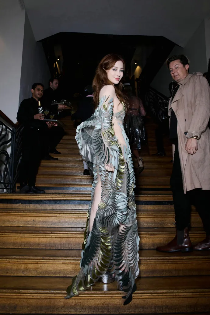 Thoát "phong sát", Angelababy trở lại Paris Fashion Week, nhận phản ứng thế nào? ảnh 9
