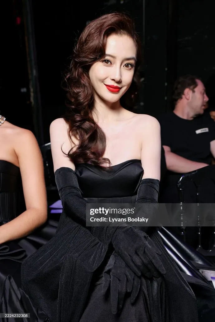 Thoát "phong sát", Angelababy trở lại Paris Fashion Week, nhận phản ứng thế nào? ảnh 11