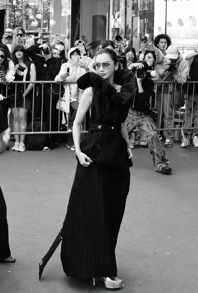 Thoát "phong sát", Angelababy trở lại Paris Fashion Week, nhận phản ứng thế nào? ảnh 7