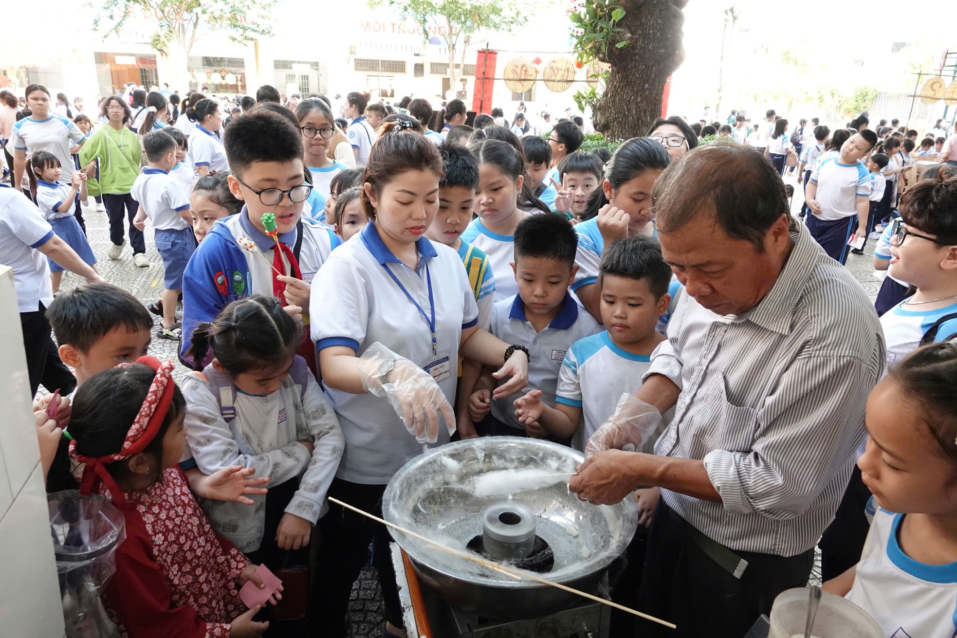 Học sinh TPHCM 'bung xõa' hết cỡ ở hội xuân trước ngày nghỉ Tết ảnh 3