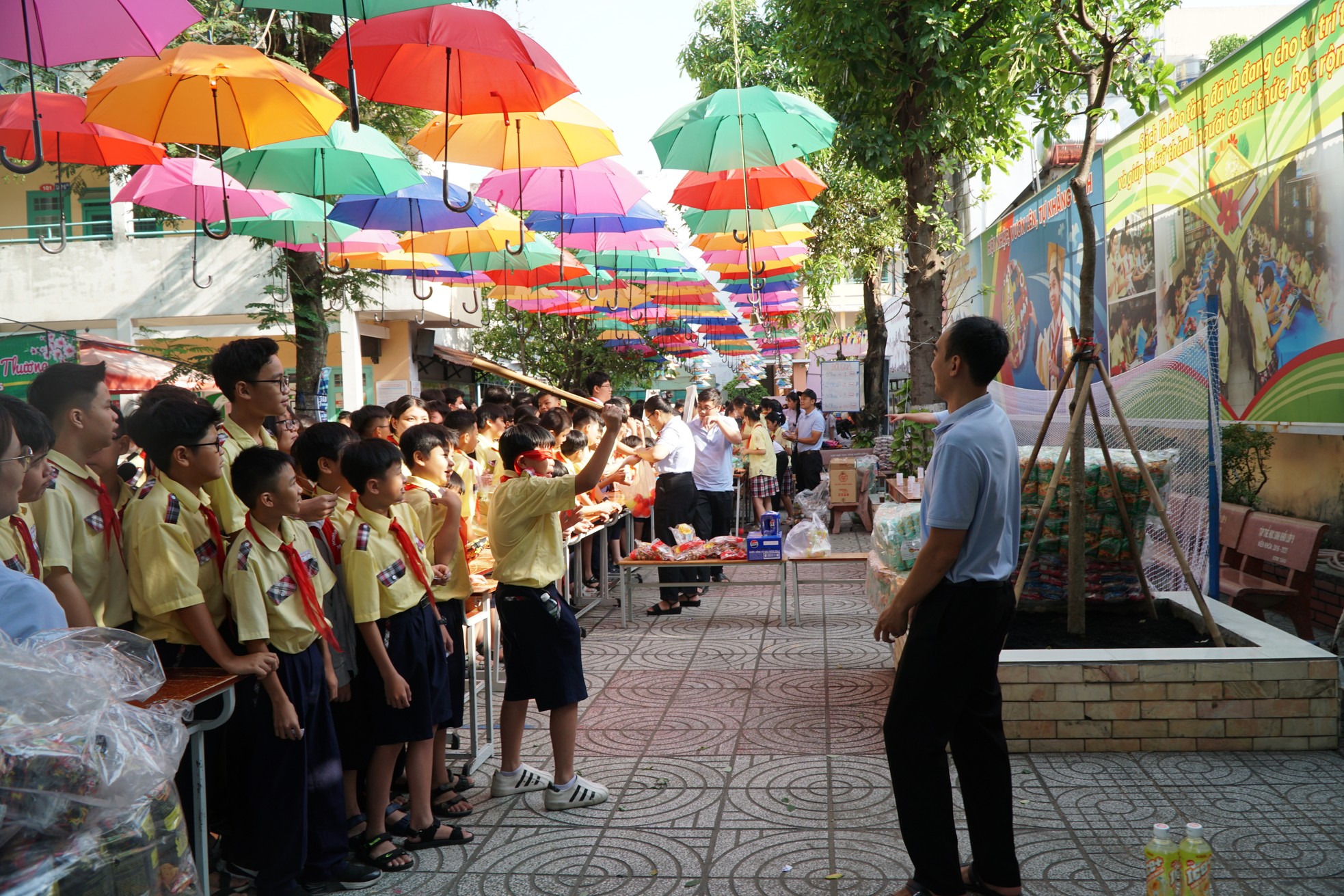 Học sinh TPHCM 'bung xõa' hết cỡ ở hội xuân trước ngày nghỉ Tết ảnh 6