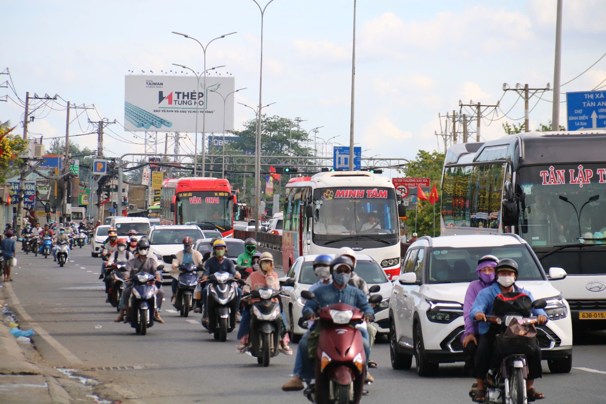 Người dân đội nắng ùn ùn quay lại TPHCM sau kỳ nghỉ lễ 30/4 ảnh 1