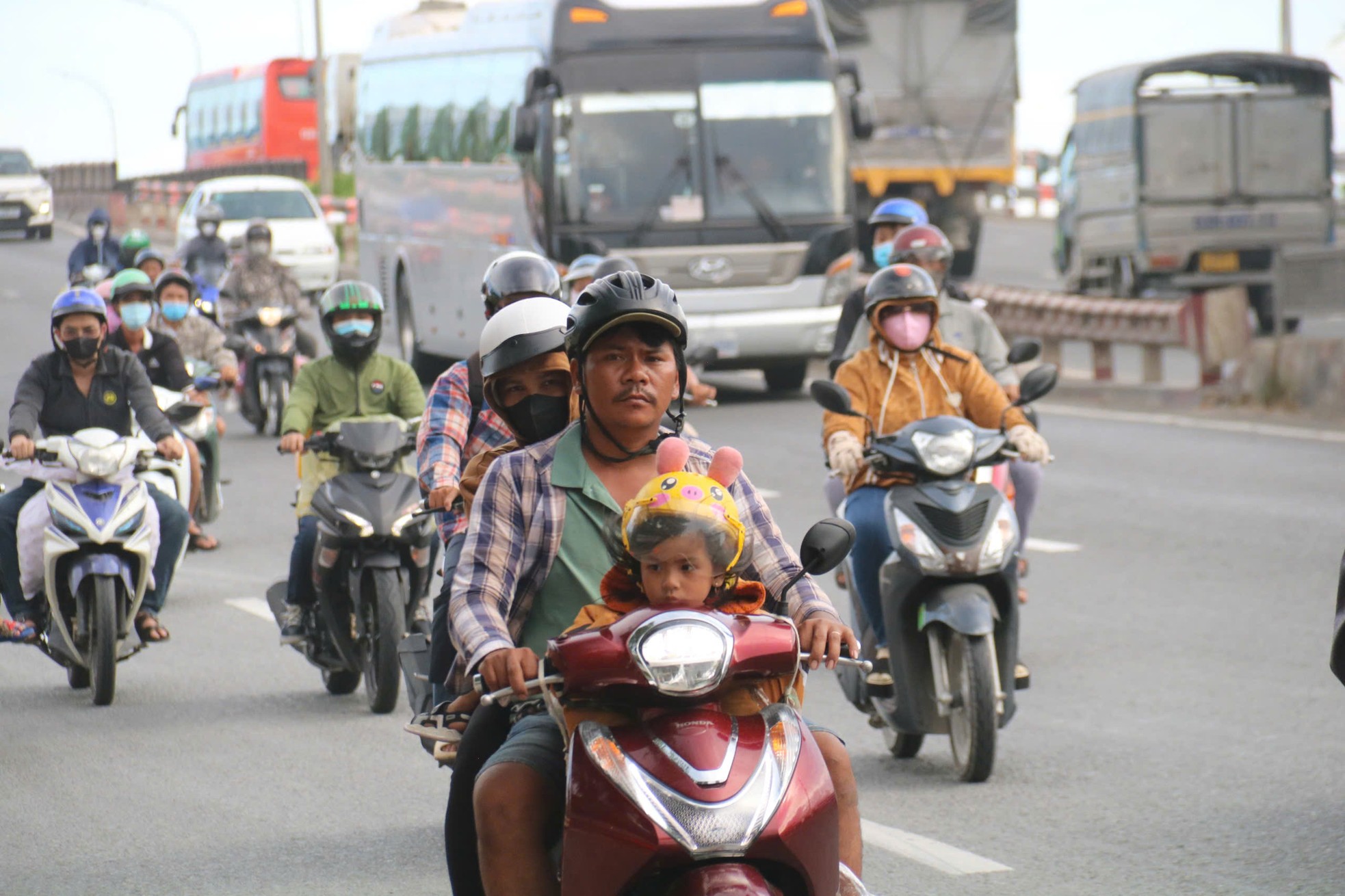 Người dân đội nắng ùn ùn quay lại TPHCM sau kỳ nghỉ lễ 30/4 ảnh 3