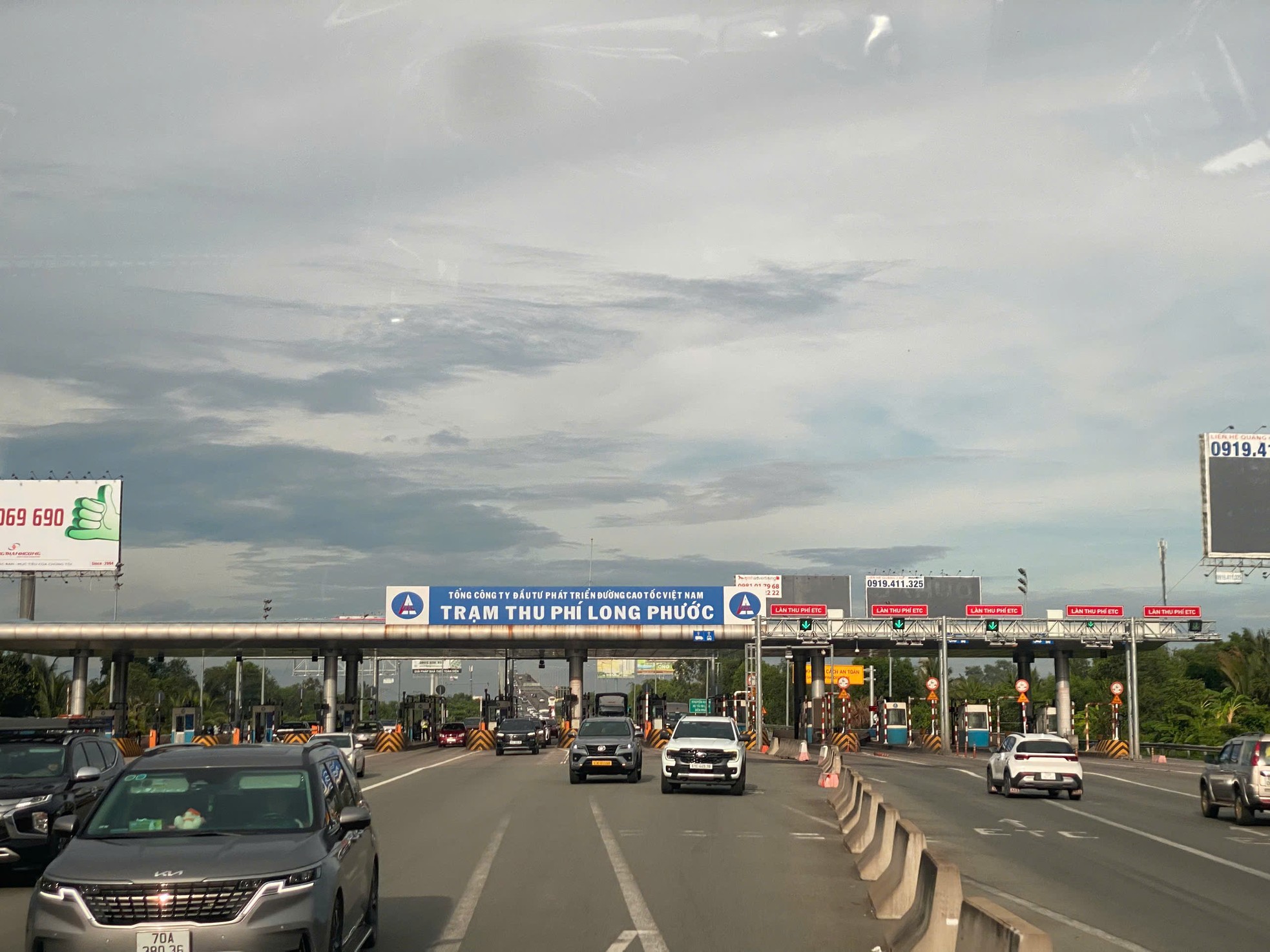 Người dân đội nắng ùn ùn quay lại TPHCM sau kỳ nghỉ lễ 30/4 ảnh 9