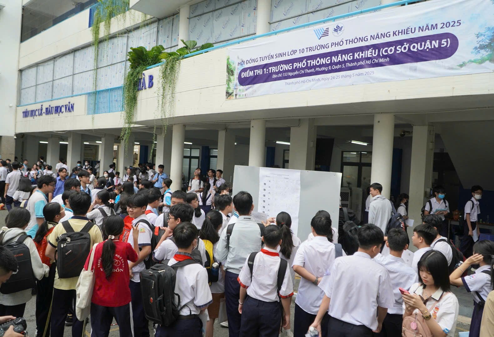 Hàng nghìn học sinh tranh suất vào trường chuyên tốp đầu TPHCM ảnh 1