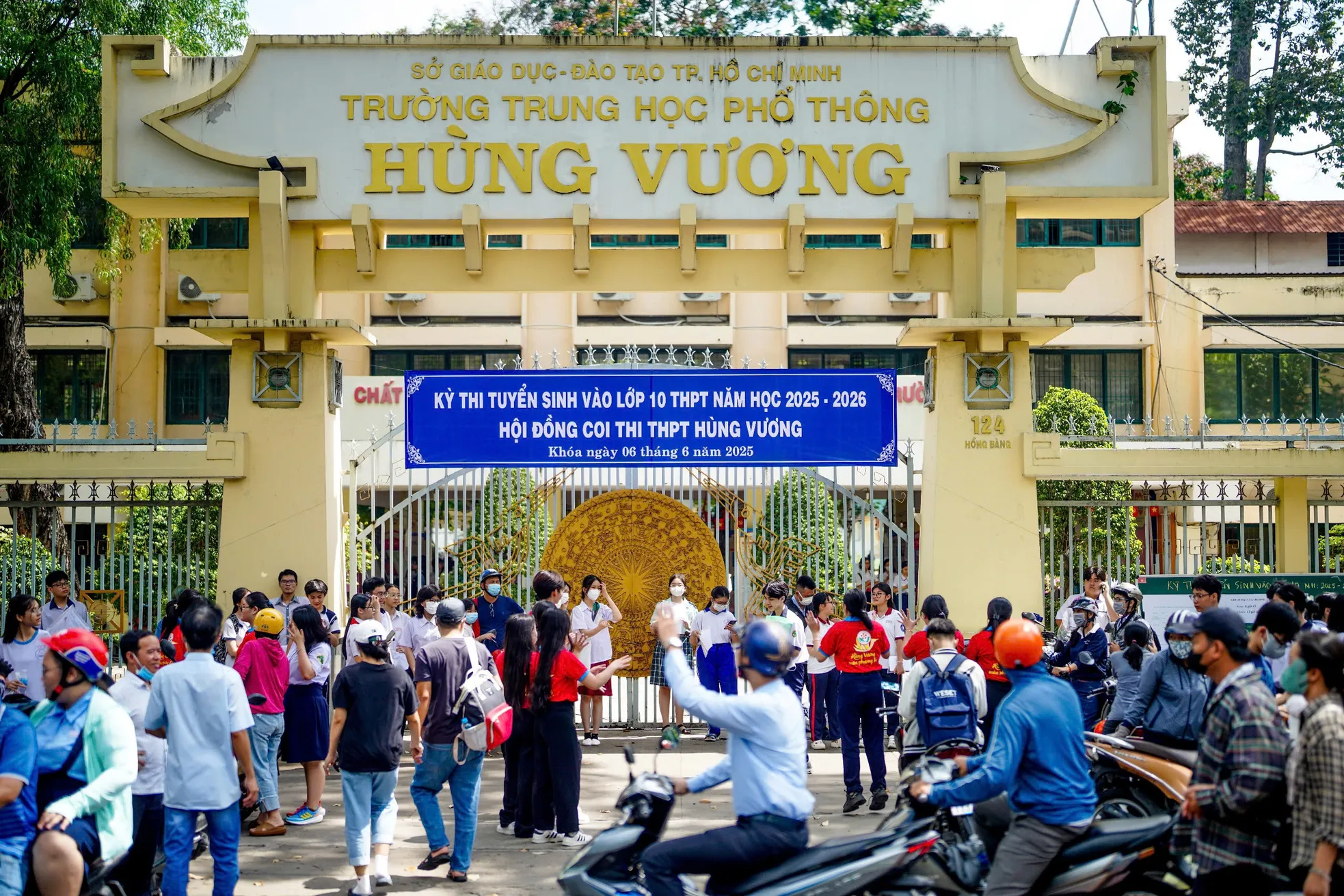 Hơn 70.000 thí sinh TPHCM làm thủ tục thi vào lớp 10 - Ảnh 9. Hơn 70.000 thí sinh TPHCM làm thủ tục thi vào lớp 10 - Ảnh 9.