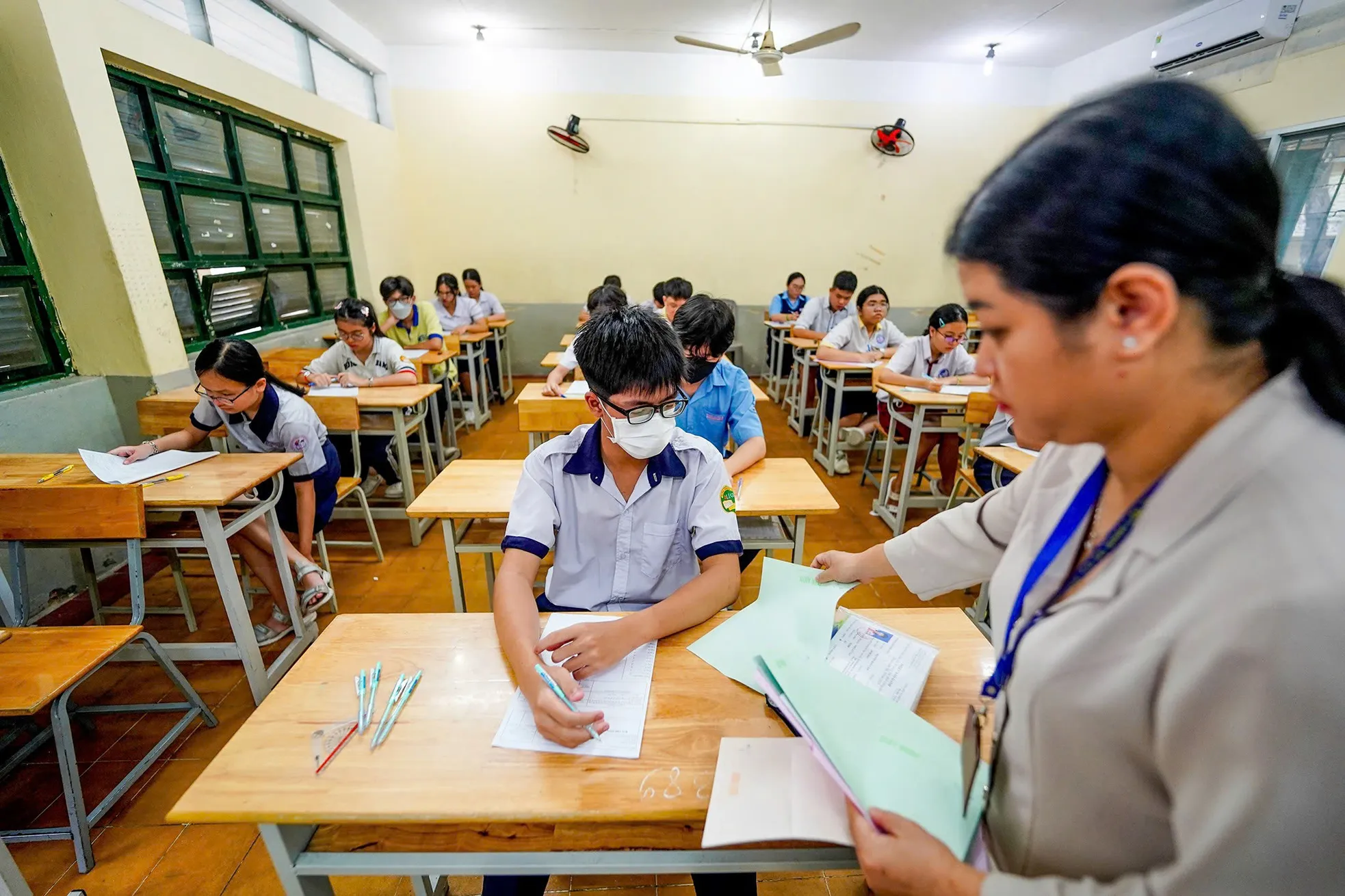 TPHCM: Cha mẹ ôm hôn động viên con trước khi thi môn Văn lớp 10 ảnh 10