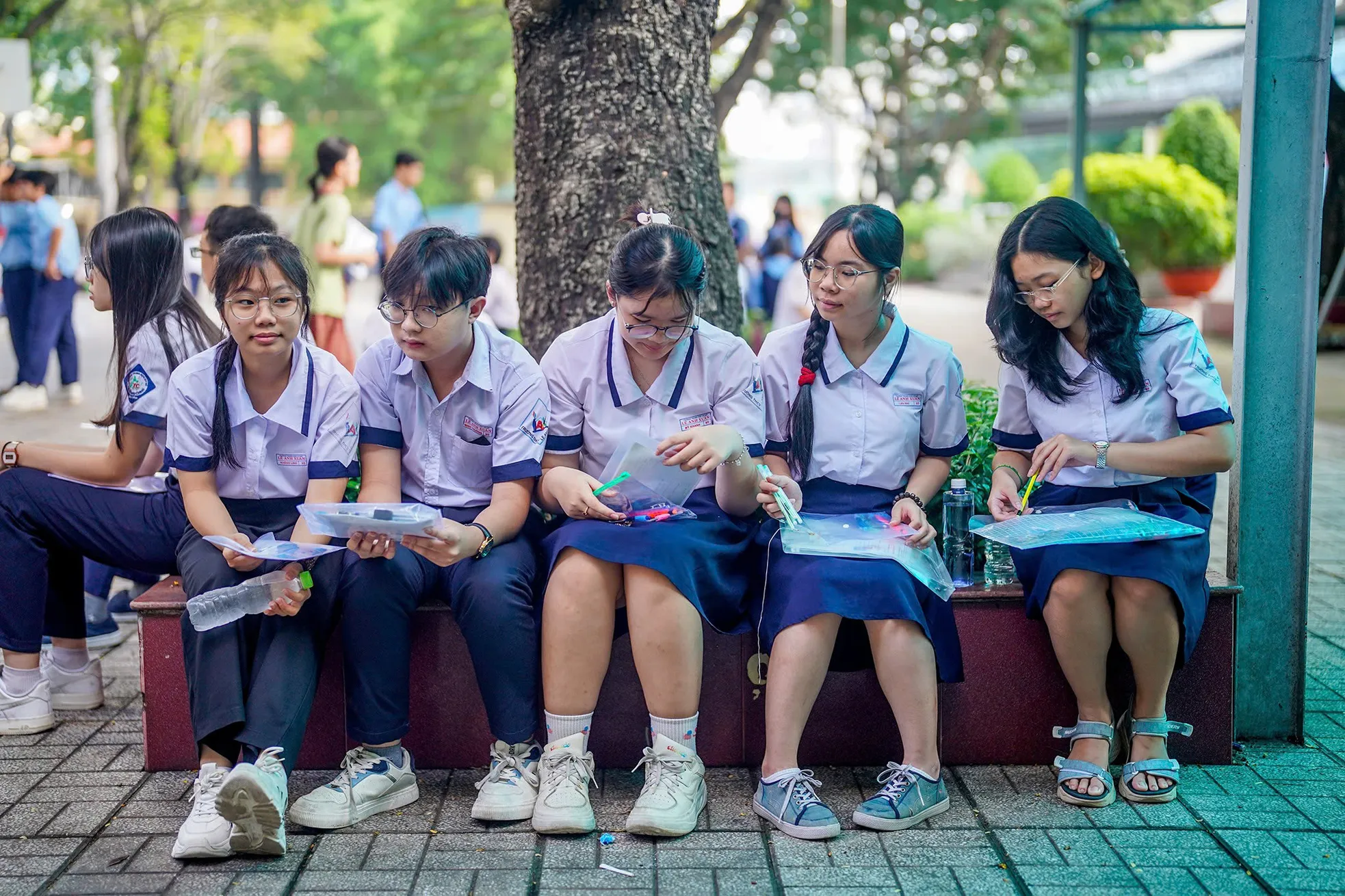 TPHCM: Cha mẹ ôm hôn động viên con trước khi thi môn Văn lớp 10 ảnh 8