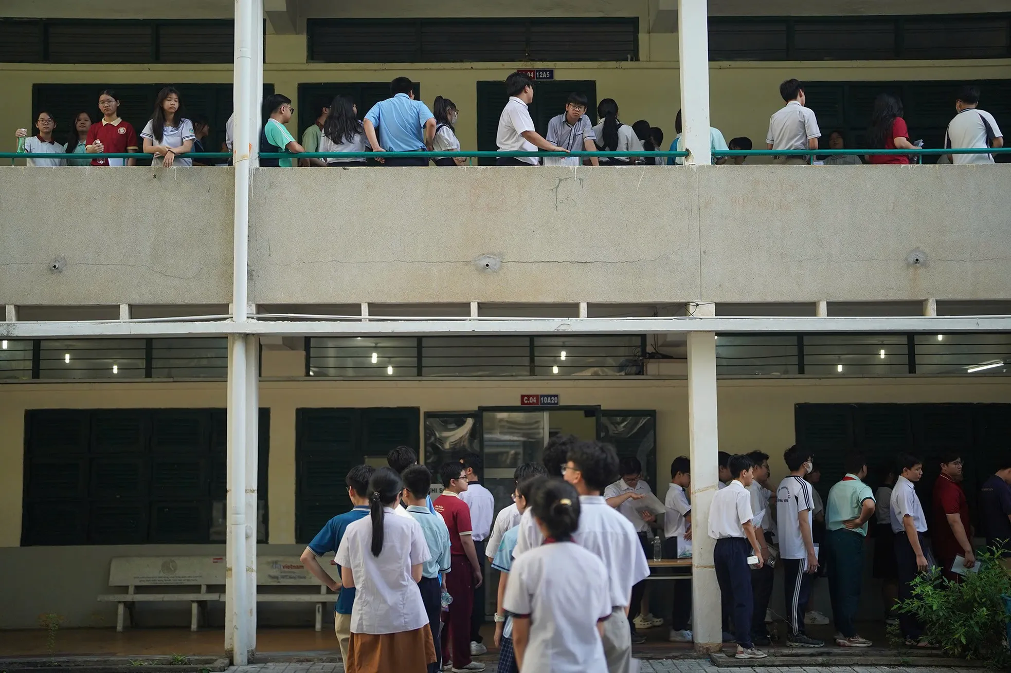 TPHCM: Cha mẹ ôm hôn động viên con trước khi thi môn Văn lớp 10 ảnh 11