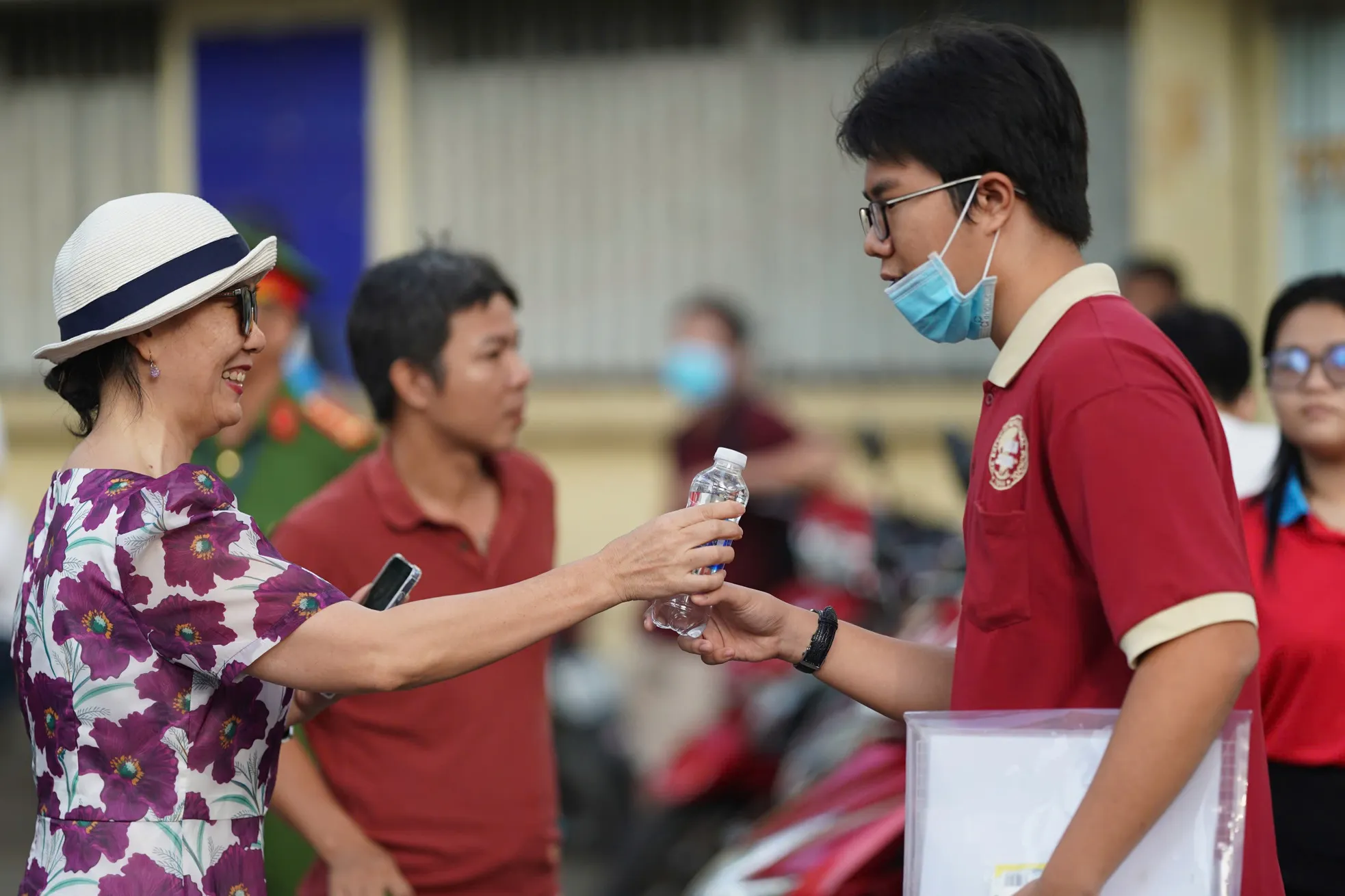 TPHCM: Cha mẹ ôm hôn động viên con trước khi thi môn Văn lớp 10 ảnh 5