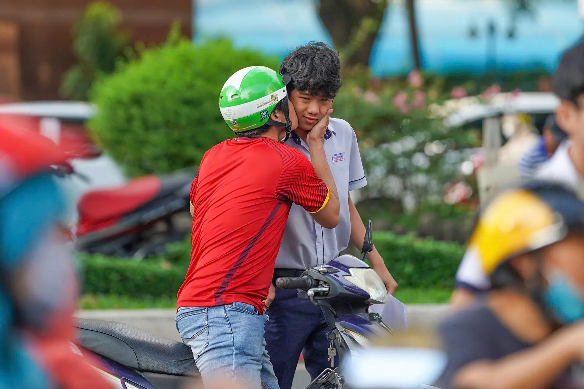 TPHCM: Cha mẹ ôm hôn động viên con trước khi thi môn Văn lớp 10 ảnh 4