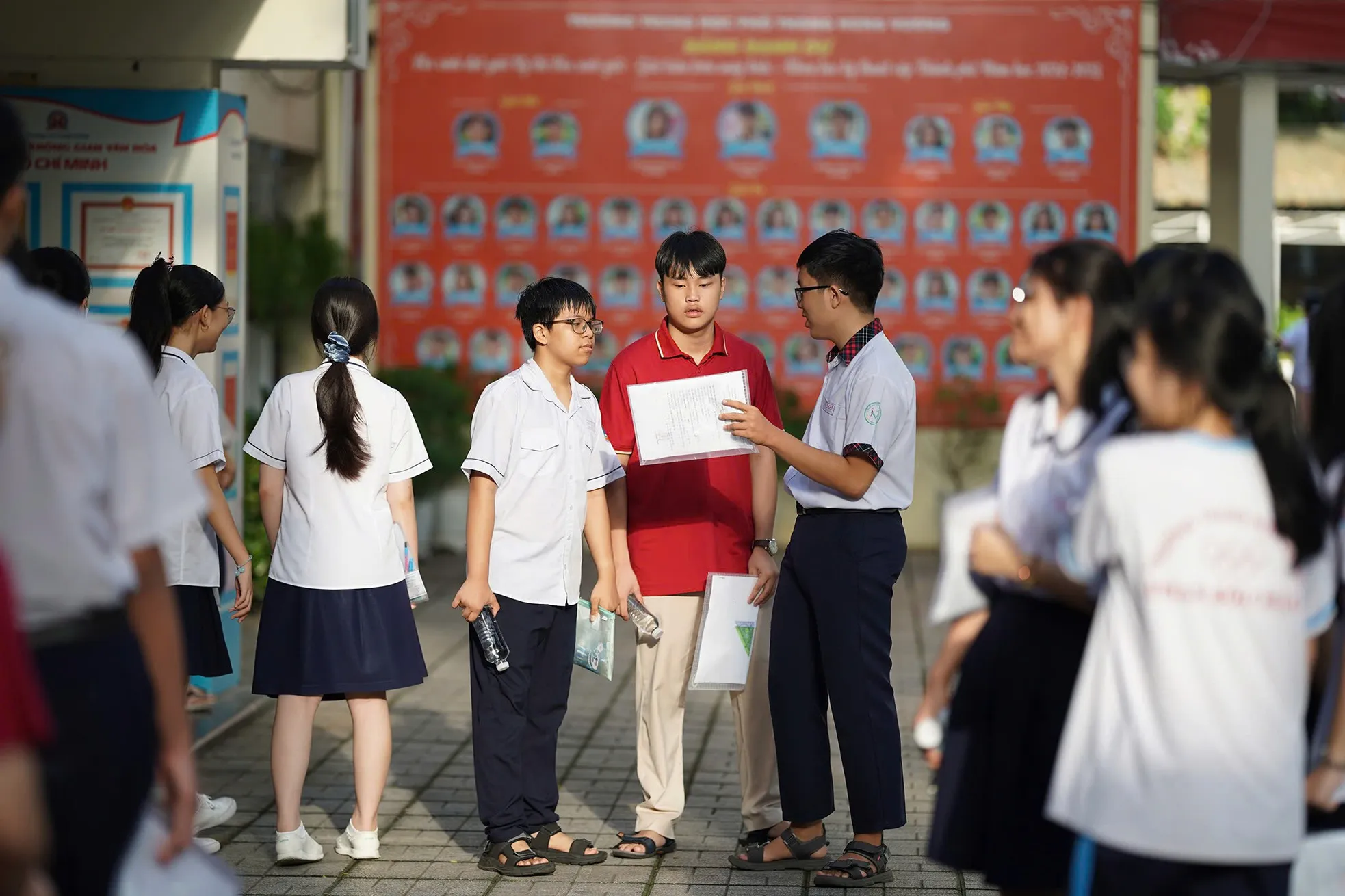 TPHCM: Cha mẹ ôm hôn động viên con trước khi thi môn Văn lớp 10 ảnh 1
