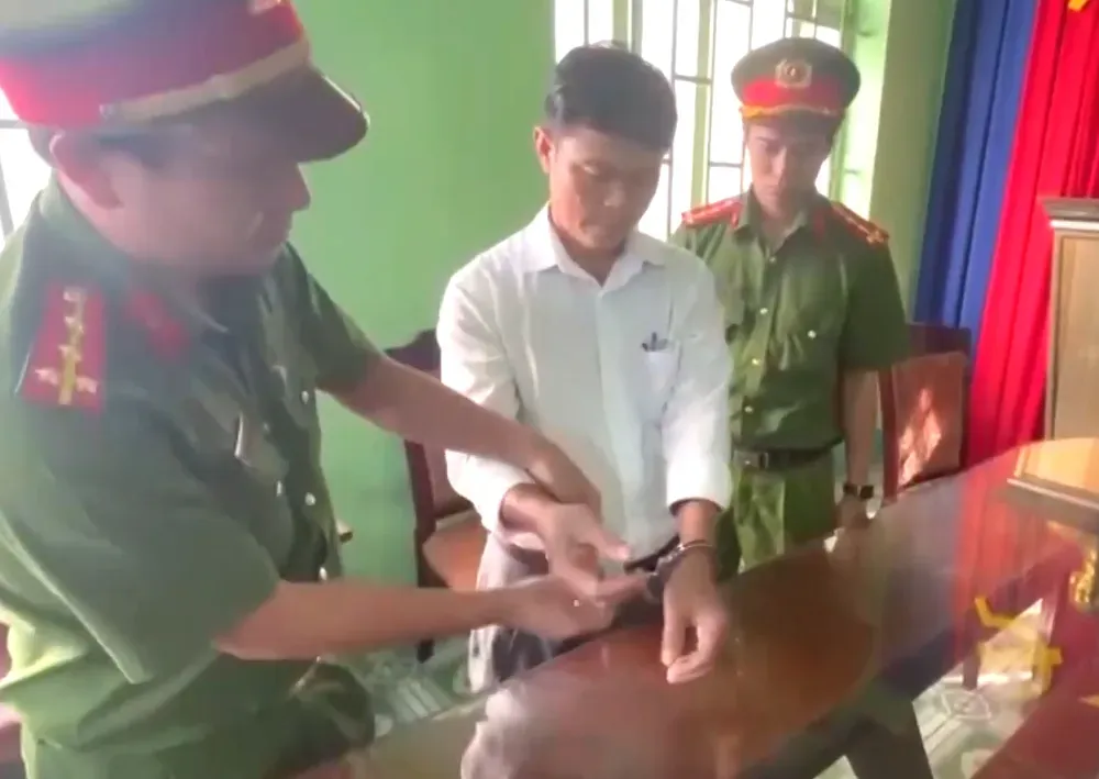 Bắt nhóm lừa đảo trong văn phòng công chứng; Triệt phá đường dây sản xuất mỹ phẩm giả ảnh 3
