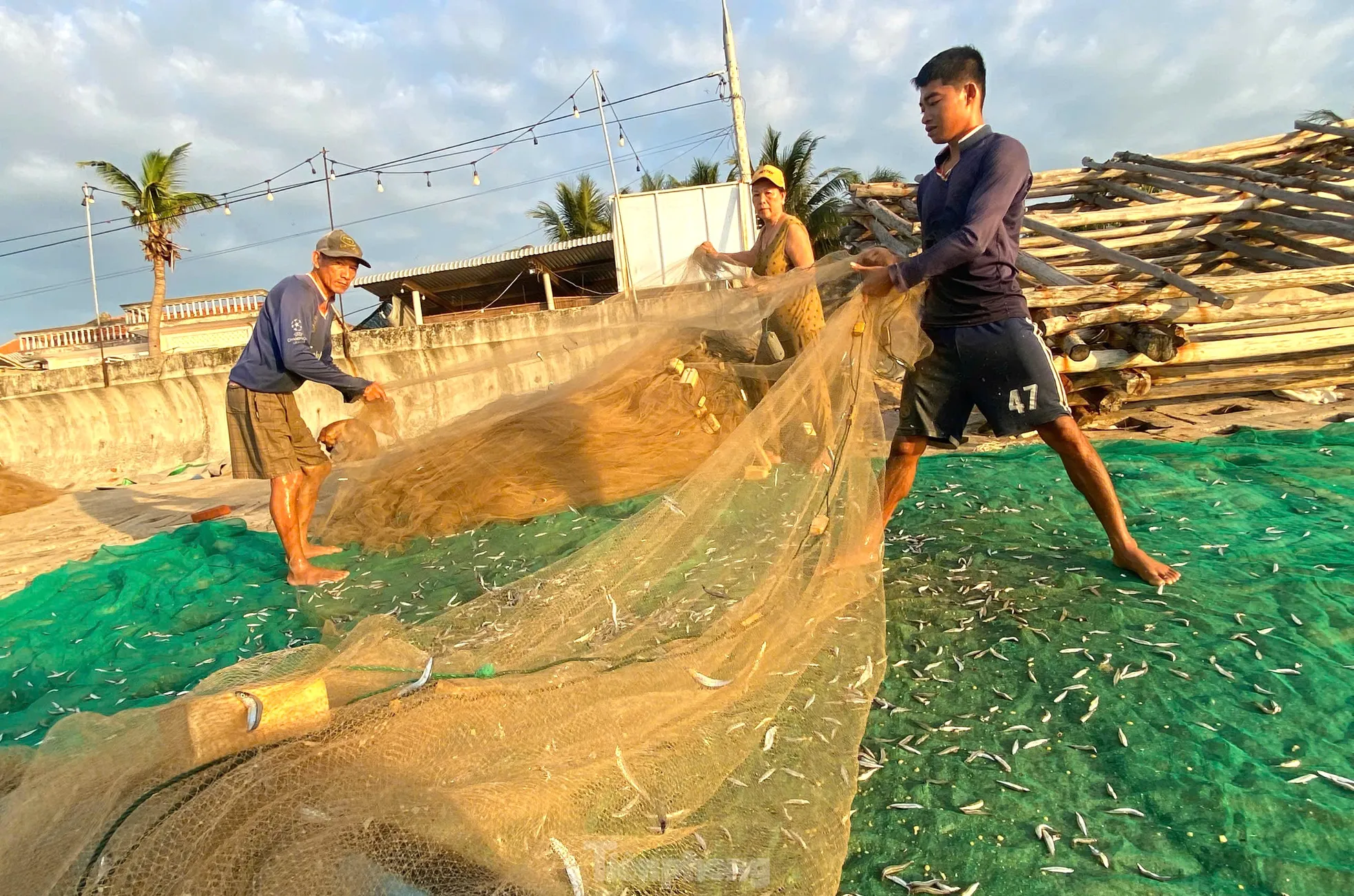 Ngày mới nhộn nhịp ở làng chài trăm tuổi Đắk Lắk ảnh 4