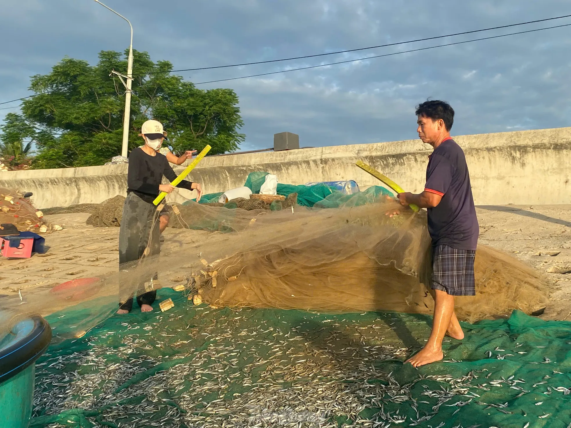 Ngày mới nhộn nhịp ở làng chài trăm tuổi Đắk Lắk ảnh 5